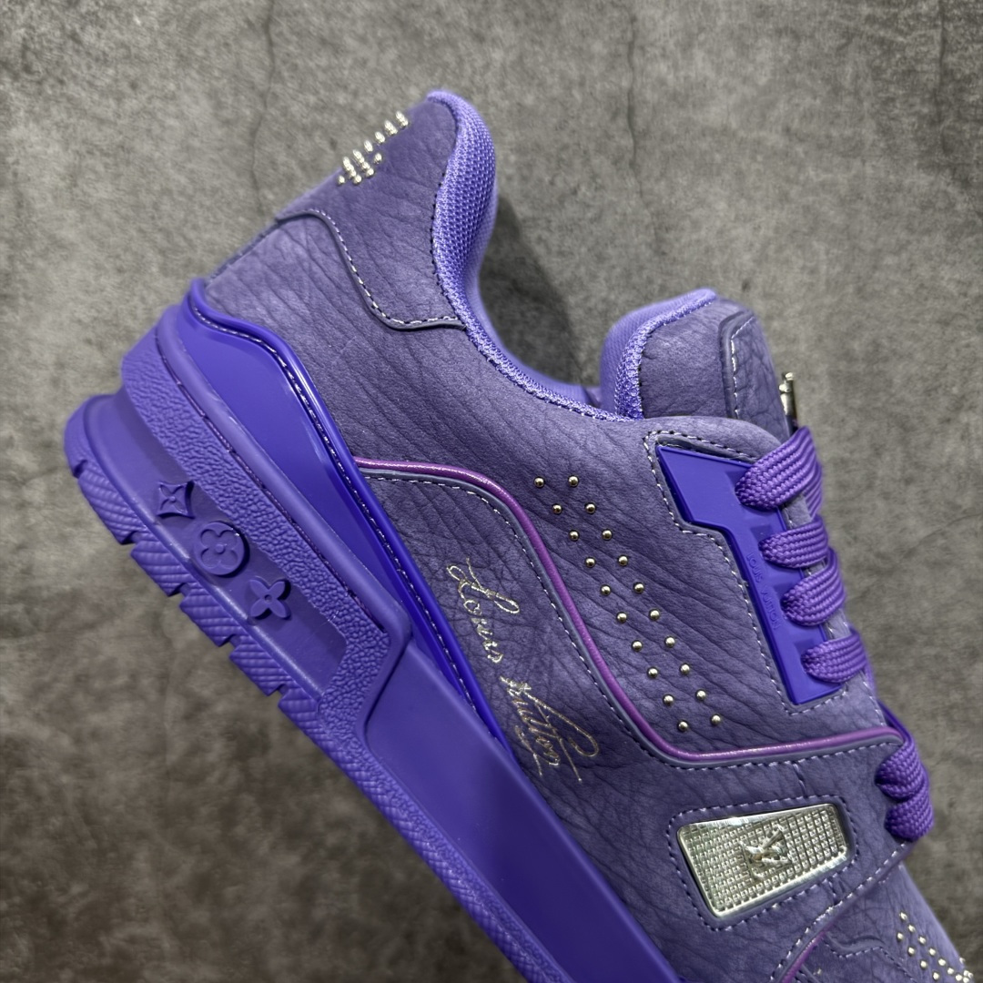 图片[7]-【YS纯原】广奢高端货 LOUIS VUITTON 路易威登 LV Trainer 牛皮革 新款白紫漆皮 ✦ 原楦原纸版开模，鞋型立体饱满 ✦ 零毛边、零溢胶、零线头瑕疵 ✦ 细节与原版一致 区分市面通货 ✦ 多层叠片＋电脑针车，针距密度一致 ✦ Monogram浮雕＋3D高频压纹 ✦ 多密度发泡中底：支撑回弹媲美专柜 ✦ 原装橡胶大底：含胶量高、纹路深、双拼接零偏差 ✦ ZP级原装包装：专柜款鞋盒＋防尘袋＋说明书 货号：1AHDW4 尺码：39-45-选品中心