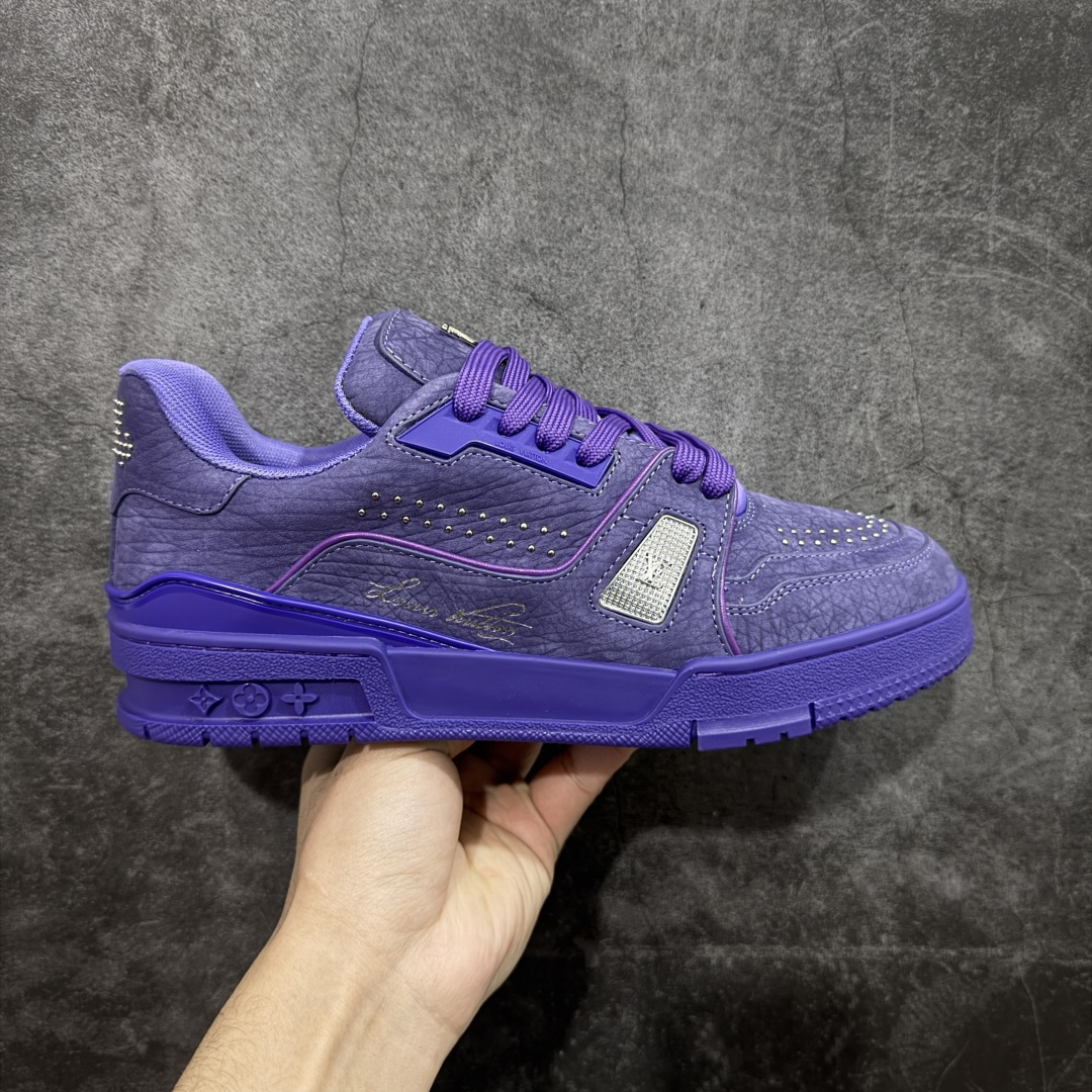 【YS纯原】广奢高端货 LOUIS VUITTON 路易威登 LV Trainer 牛皮革 新款白紫漆皮 ✦ 原楦原纸版开模，鞋型立体饱满 ✦ 零毛边、零溢胶、零线头瑕疵 ✦ 细节与原版一致 区分市面通货 ✦ 多层叠片＋电脑针车，针距密度一致 ✦ Monogram浮雕＋3D高频压纹 ✦ 多密度发泡中底：支撑回弹媲美专柜 ✦ 原装橡胶大底：含胶量高、纹路深、双拼接零偏差 ✦ ZP级原装包装：专柜款鞋盒＋防尘袋＋说明书 货号：1AHDW4 尺码：39-45-选品中心