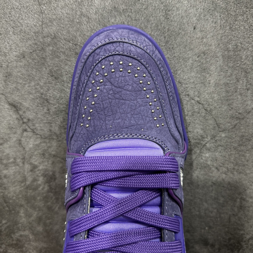 图片[5]-【YS纯原】广奢高端货 LOUIS VUITTON 路易威登 LV Trainer 牛皮革 新款白紫漆皮 ✦ 原楦原纸版开模，鞋型立体饱满 ✦ 零毛边、零溢胶、零线头瑕疵 ✦ 细节与原版一致 区分市面通货 ✦ 多层叠片＋电脑针车，针距密度一致 ✦ Monogram浮雕＋3D高频压纹 ✦ 多密度发泡中底：支撑回弹媲美专柜 ✦ 原装橡胶大底：含胶量高、纹路深、双拼接零偏差 ✦ ZP级原装包装：专柜款鞋盒＋防尘袋＋说明书 货号：1AHDW4 尺码：39-45-选品中心