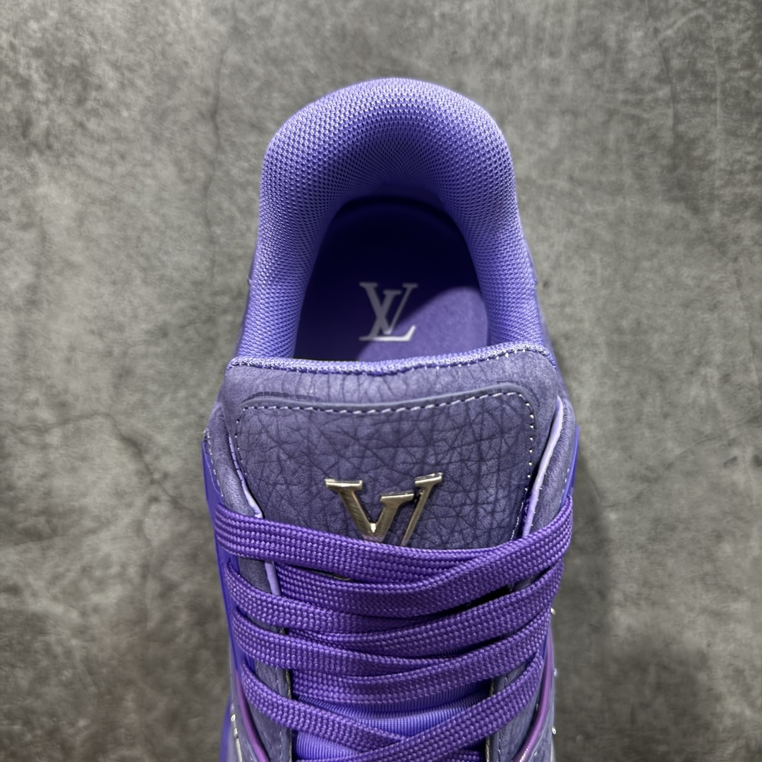 图片[8]-【YS纯原】广奢高端货 LOUIS VUITTON 路易威登 LV Trainer 牛皮革 新款白紫漆皮 ✦ 原楦原纸版开模，鞋型立体饱满 ✦ 零毛边、零溢胶、零线头瑕疵 ✦ 细节与原版一致 区分市面通货 ✦ 多层叠片＋电脑针车，针距密度一致 ✦ Monogram浮雕＋3D高频压纹 ✦ 多密度发泡中底：支撑回弹媲美专柜 ✦ 原装橡胶大底：含胶量高、纹路深、双拼接零偏差 ✦ ZP级原装包装：专柜款鞋盒＋防尘袋＋说明书 货号：1AHDW4 尺码：39-45-选品中心