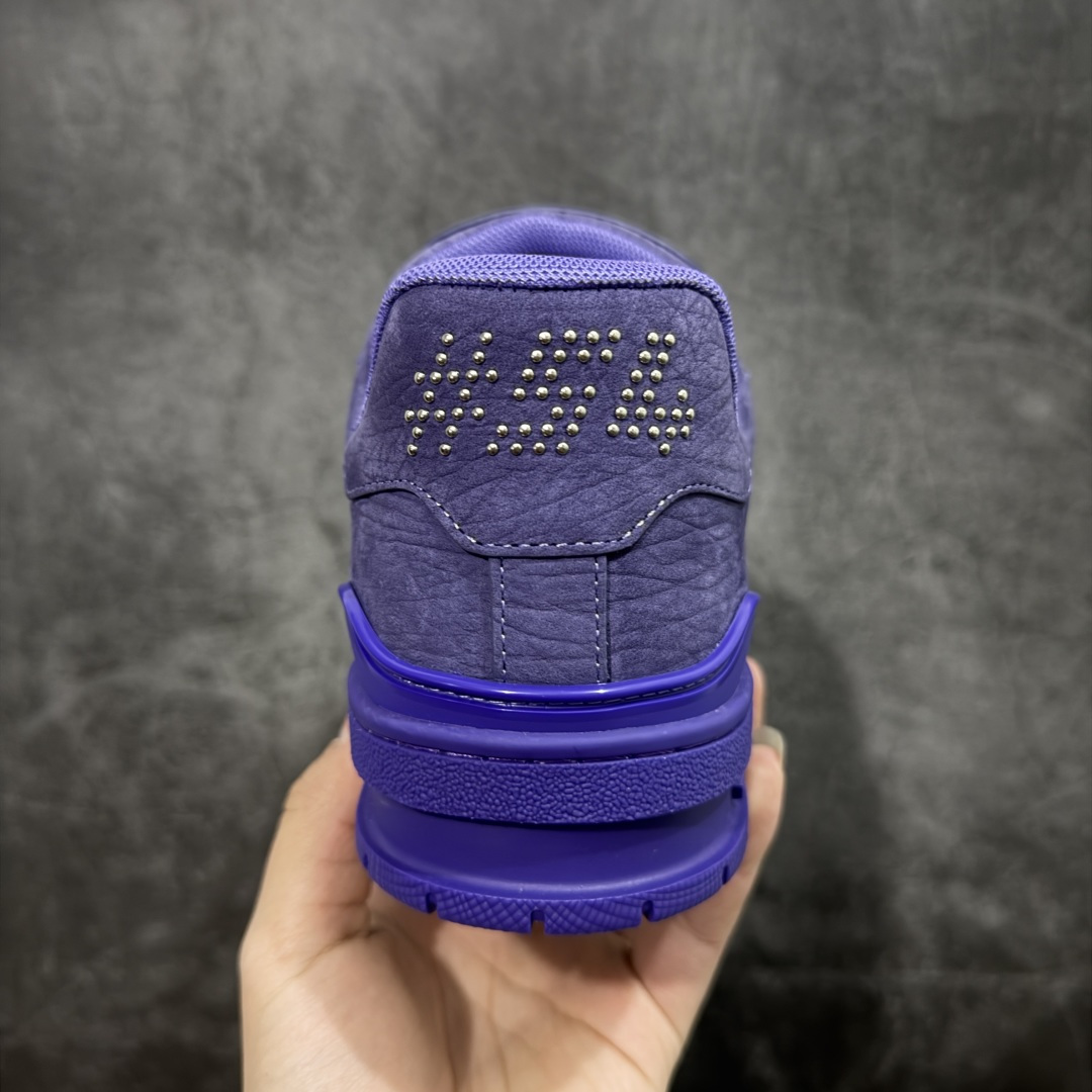 图片[4]-【YS纯原】广奢高端货 LOUIS VUITTON 路易威登 LV Trainer 牛皮革 新款白紫漆皮 ✦ 原楦原纸版开模，鞋型立体饱满 ✦ 零毛边、零溢胶、零线头瑕疵 ✦ 细节与原版一致 区分市面通货 ✦ 多层叠片＋电脑针车，针距密度一致 ✦ Monogram浮雕＋3D高频压纹 ✦ 多密度发泡中底：支撑回弹媲美专柜 ✦ 原装橡胶大底：含胶量高、纹路深、双拼接零偏差 ✦ ZP级原装包装：专柜款鞋盒＋防尘袋＋说明书 货号：1AHDW4 尺码：39-45-选品中心