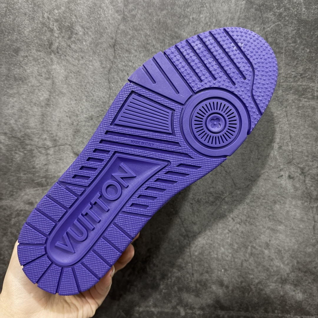 图片[9]-【YS纯原】广奢高端货 LOUIS VUITTON 路易威登 LV Trainer 牛皮革 新款白紫漆皮 ✦ 原楦原纸版开模，鞋型立体饱满 ✦ 零毛边、零溢胶、零线头瑕疵 ✦ 细节与原版一致 区分市面通货 ✦ 多层叠片＋电脑针车，针距密度一致 ✦ Monogram浮雕＋3D高频压纹 ✦ 多密度发泡中底：支撑回弹媲美专柜 ✦ 原装橡胶大底：含胶量高、纹路深、双拼接零偏差 ✦ ZP级原装包装：专柜款鞋盒＋防尘袋＋说明书 货号：1AHDW4 尺码：39-45-选品中心