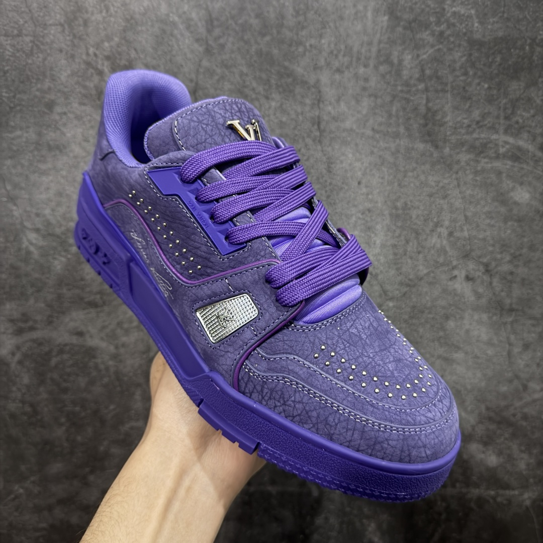 图片[3]-【YS纯原】广奢高端货 LOUIS VUITTON 路易威登 LV Trainer 牛皮革 新款白紫漆皮 ✦ 原楦原纸版开模，鞋型立体饱满 ✦ 零毛边、零溢胶、零线头瑕疵 ✦ 细节与原版一致 区分市面通货 ✦ 多层叠片＋电脑针车，针距密度一致 ✦ Monogram浮雕＋3D高频压纹 ✦ 多密度发泡中底：支撑回弹媲美专柜 ✦ 原装橡胶大底：含胶量高、纹路深、双拼接零偏差 ✦ ZP级原装包装：专柜款鞋盒＋防尘袋＋说明书 货号：1AHDW4 尺码：39-45-选品中心