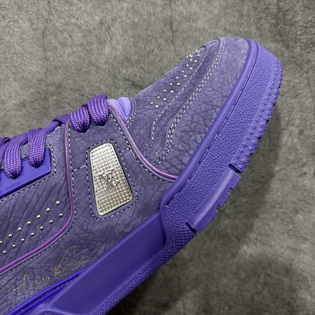 图片[6]-【YS纯原】广奢高端货 LOUIS VUITTON 路易威登 LV Trainer 牛皮革 新款白紫漆皮 ✦ 原楦原纸版开模，鞋型立体饱满 ✦ 零毛边、零溢胶、零线头瑕疵 ✦ 细节与原版一致 区分市面通货 ✦ 多层叠片＋电脑针车，针距密度一致 ✦ Monogram浮雕＋3D高频压纹 ✦ 多密度发泡中底：支撑回弹媲美专柜 ✦ 原装橡胶大底：含胶量高、纹路深、双拼接零偏差 ✦ ZP级原装包装：专柜款鞋盒＋防尘袋＋说明书 货号：1AHDW4 尺码：39-45-选品中心