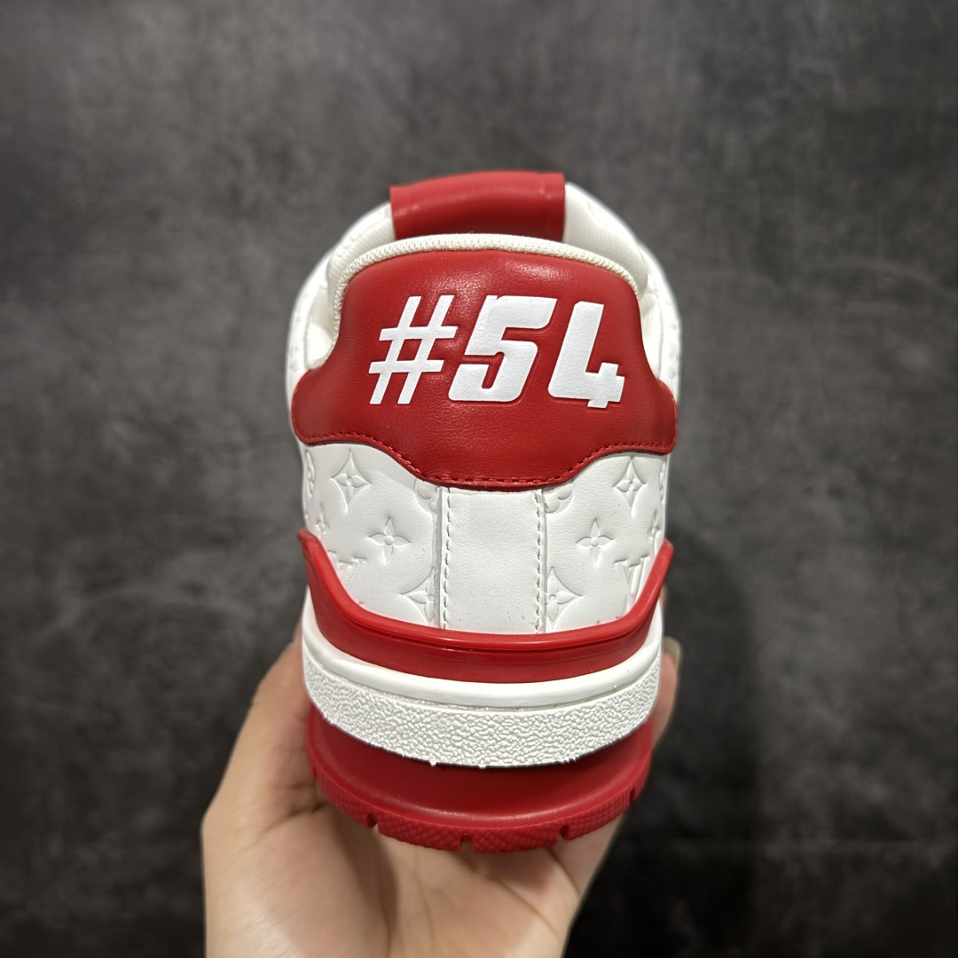 图片[4]-【YS纯原】广奢高端货 LOUIS VUITTON 路易威登 LV Trainer 牛皮革 新款白紫漆皮 ✦ 原楦原纸版开模，鞋型立体饱满 ✦ 零毛边、零溢胶、零线头瑕疵 ✦ 细节与原版一致 区分市面通货 ✦ 多层叠片＋电脑针车，针距密度一致 ✦ Monogram浮雕＋3D高频压纹 ✦ 多密度发泡中底：支撑回弹媲美专柜 ✦ 原装橡胶大底：含胶量高、纹路深、双拼接零偏差 ✦ ZP级原装包装：专柜款鞋盒＋防尘袋＋说明书 货号：1AHDW4 尺码：39-45-选品中心