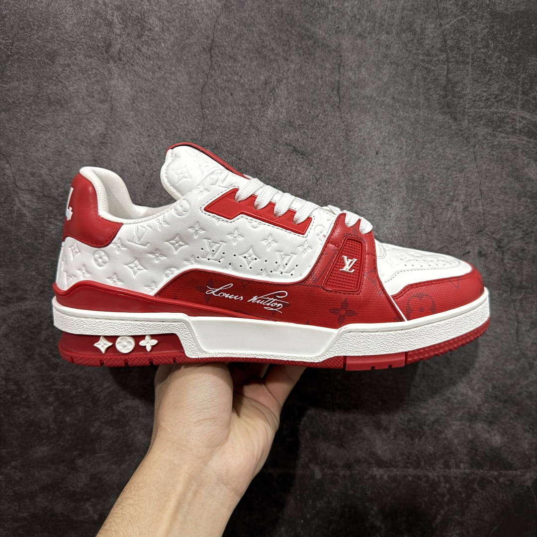 【YS纯原】广奢高端货 LOUIS VUITTON 路易威登 LV Trainer 牛皮革 新款白紫漆皮 ✦ 原楦原纸版开模，鞋型立体饱满 ✦ 零毛边、零溢胶、零线头瑕疵 ✦ 细节与原版一致 区分市面通货 ✦ 多层叠片＋电脑针车，针距密度一致 ✦ Monogram浮雕＋3D高频压纹 ✦ 多密度发泡中底：支撑回弹媲美专柜 ✦ 原装橡胶大底：含胶量高、纹路深、双拼接零偏差 ✦ ZP级原装包装：专柜款鞋盒＋防尘袋＋说明书 货号：1AHDW4 尺码：39-45-选品中心