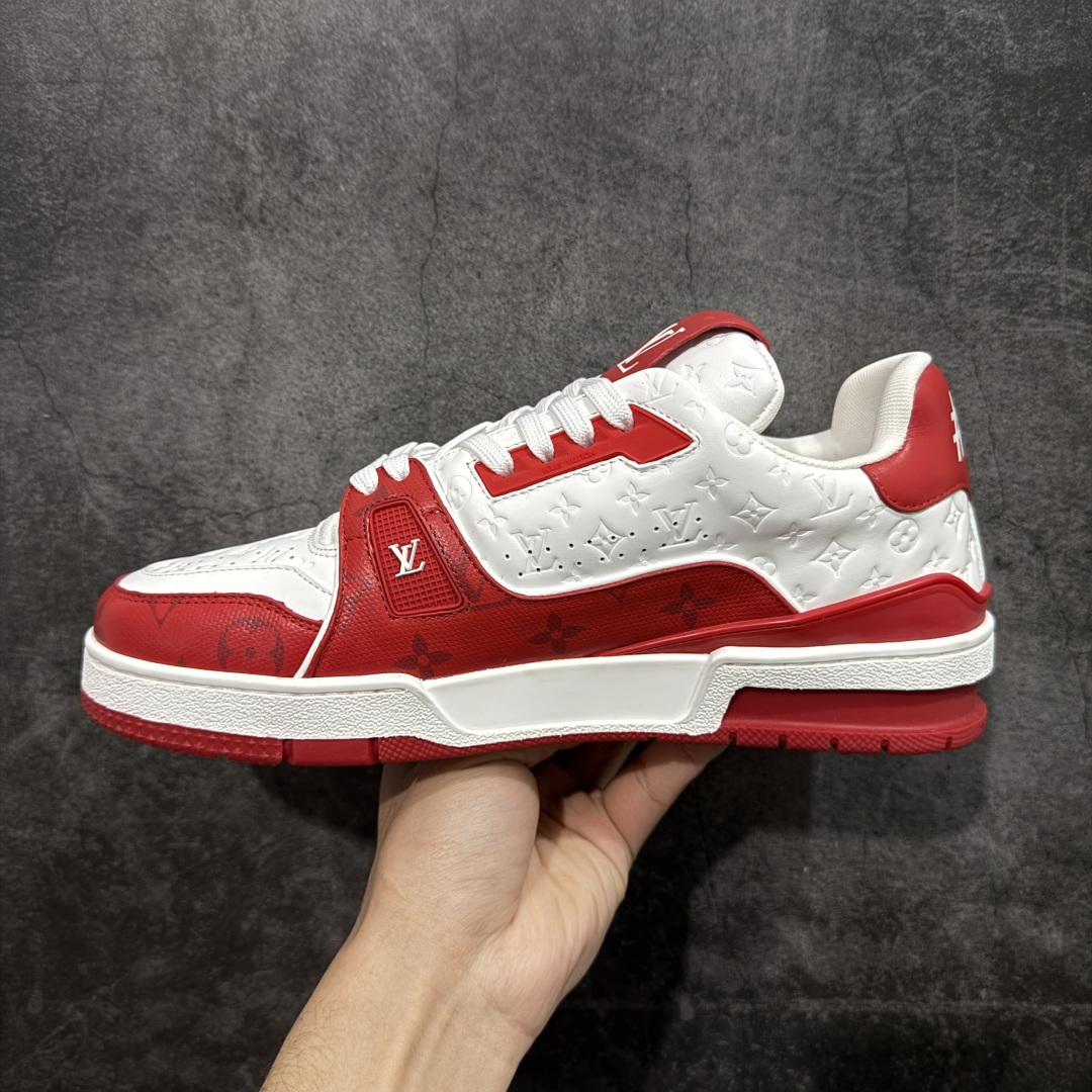 图片[2]-【YS纯原】广奢高端货 LOUIS VUITTON 路易威登 LV Trainer 牛皮革 新款白紫漆皮 ✦ 原楦原纸版开模，鞋型立体饱满 ✦ 零毛边、零溢胶、零线头瑕疵 ✦ 细节与原版一致 区分市面通货 ✦ 多层叠片＋电脑针车，针距密度一致 ✦ Monogram浮雕＋3D高频压纹 ✦ 多密度发泡中底：支撑回弹媲美专柜 ✦ 原装橡胶大底：含胶量高、纹路深、双拼接零偏差 ✦ ZP级原装包装：专柜款鞋盒＋防尘袋＋说明书 货号：1AHDW4 尺码：39-45-选品中心