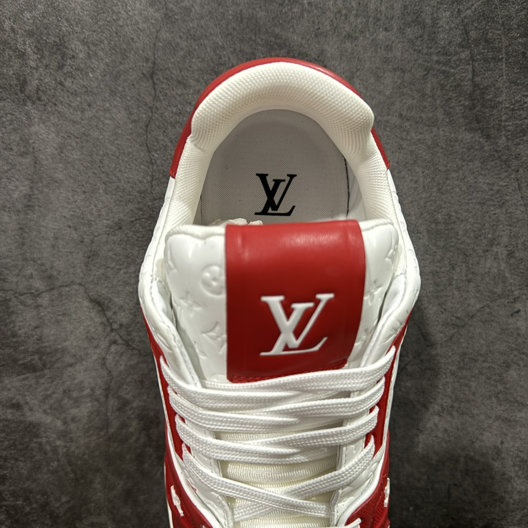 图片[8]-【YS纯原】广奢高端货 LOUIS VUITTON 路易威登 LV Trainer 牛皮革 新款白紫漆皮 ✦ 原楦原纸版开模，鞋型立体饱满 ✦ 零毛边、零溢胶、零线头瑕疵 ✦ 细节与原版一致 区分市面通货 ✦ 多层叠片＋电脑针车，针距密度一致 ✦ Monogram浮雕＋3D高频压纹 ✦ 多密度发泡中底：支撑回弹媲美专柜 ✦ 原装橡胶大底：含胶量高、纹路深、双拼接零偏差 ✦ ZP级原装包装：专柜款鞋盒＋防尘袋＋说明书 货号：1AHDW4 尺码：39-45-选品中心
