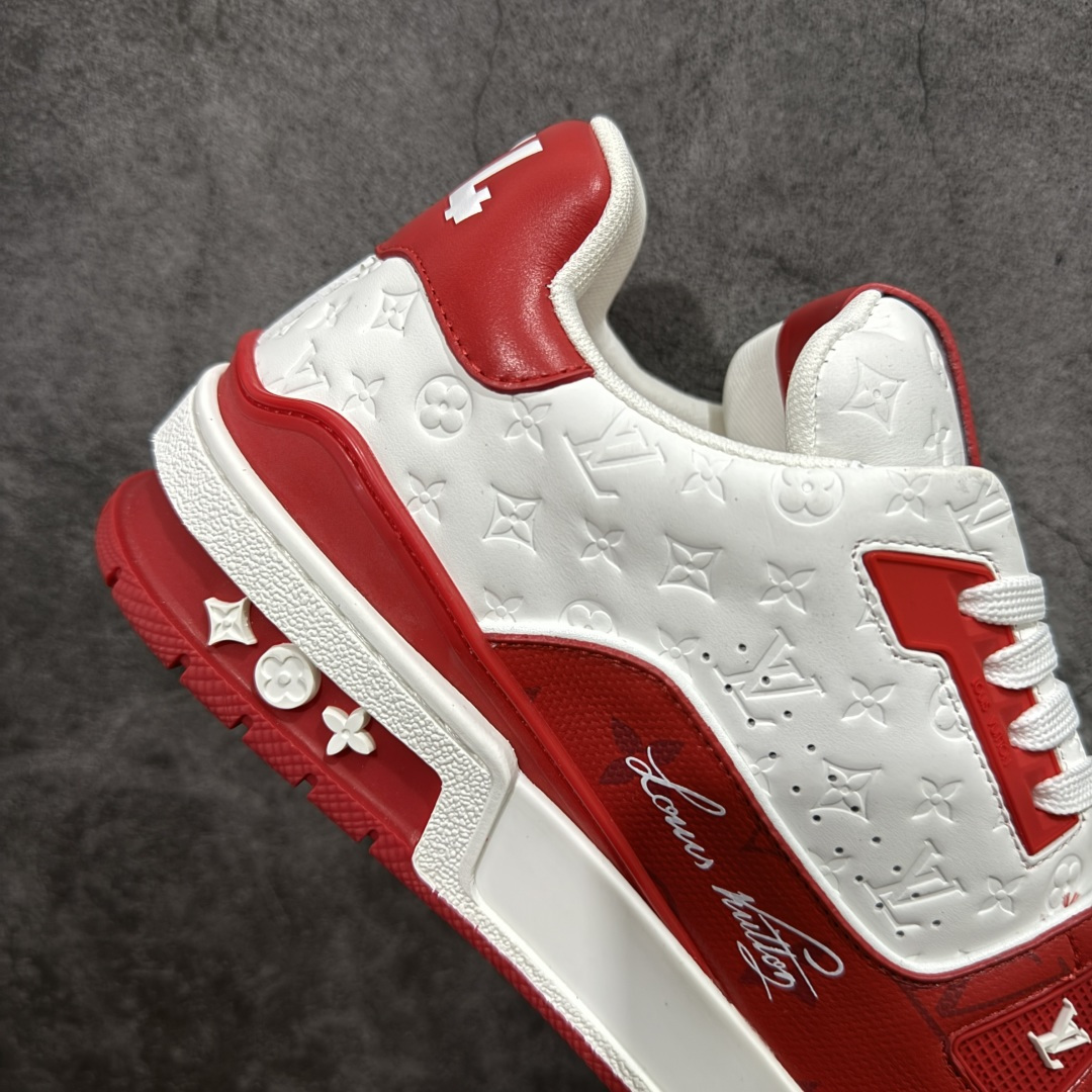 图片[7]-【YS纯原】广奢高端货 LOUIS VUITTON 路易威登 LV Trainer 牛皮革 新款白紫漆皮 ✦ 原楦原纸版开模，鞋型立体饱满 ✦ 零毛边、零溢胶、零线头瑕疵 ✦ 细节与原版一致 区分市面通货 ✦ 多层叠片＋电脑针车，针距密度一致 ✦ Monogram浮雕＋3D高频压纹 ✦ 多密度发泡中底：支撑回弹媲美专柜 ✦ 原装橡胶大底：含胶量高、纹路深、双拼接零偏差 ✦ ZP级原装包装：专柜款鞋盒＋防尘袋＋说明书 货号：1AHDW4 尺码：39-45-选品中心