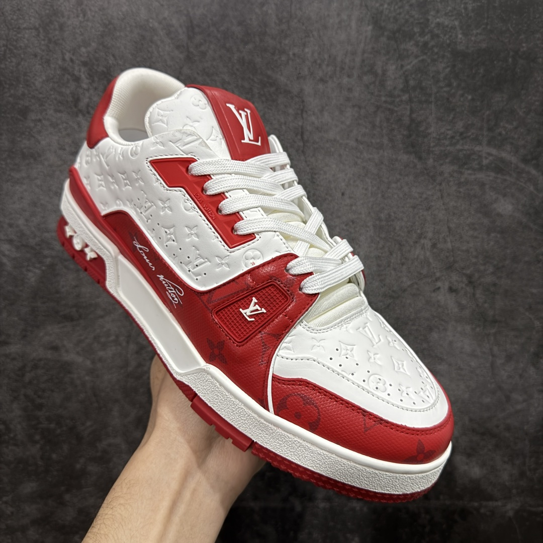 图片[3]-【YS纯原】广奢高端货 LOUIS VUITTON 路易威登 LV Trainer 牛皮革 新款白紫漆皮 ✦ 原楦原纸版开模，鞋型立体饱满 ✦ 零毛边、零溢胶、零线头瑕疵 ✦ 细节与原版一致 区分市面通货 ✦ 多层叠片＋电脑针车，针距密度一致 ✦ Monogram浮雕＋3D高频压纹 ✦ 多密度发泡中底：支撑回弹媲美专柜 ✦ 原装橡胶大底：含胶量高、纹路深、双拼接零偏差 ✦ ZP级原装包装：专柜款鞋盒＋防尘袋＋说明书 货号：1AHDW4 尺码：39-45-选品中心