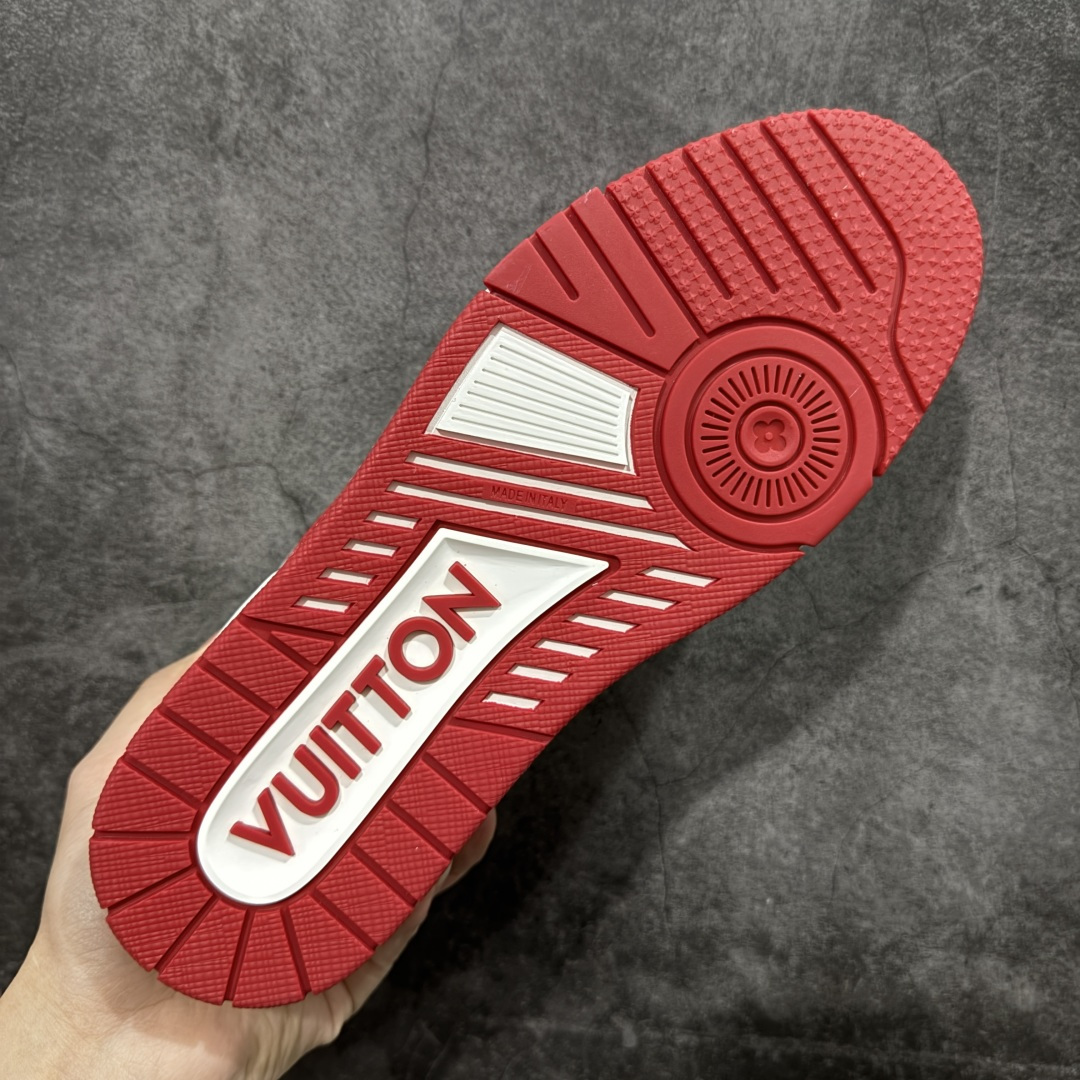 图片[9]-【YS纯原】广奢高端货 LOUIS VUITTON 路易威登 LV Trainer 牛皮革 新款白紫漆皮 ✦ 原楦原纸版开模，鞋型立体饱满 ✦ 零毛边、零溢胶、零线头瑕疵 ✦ 细节与原版一致 区分市面通货 ✦ 多层叠片＋电脑针车，针距密度一致 ✦ Monogram浮雕＋3D高频压纹 ✦ 多密度发泡中底：支撑回弹媲美专柜 ✦ 原装橡胶大底：含胶量高、纹路深、双拼接零偏差 ✦ ZP级原装包装：专柜款鞋盒＋防尘袋＋说明书 货号：1AHDW4 尺码：39-45-选品中心