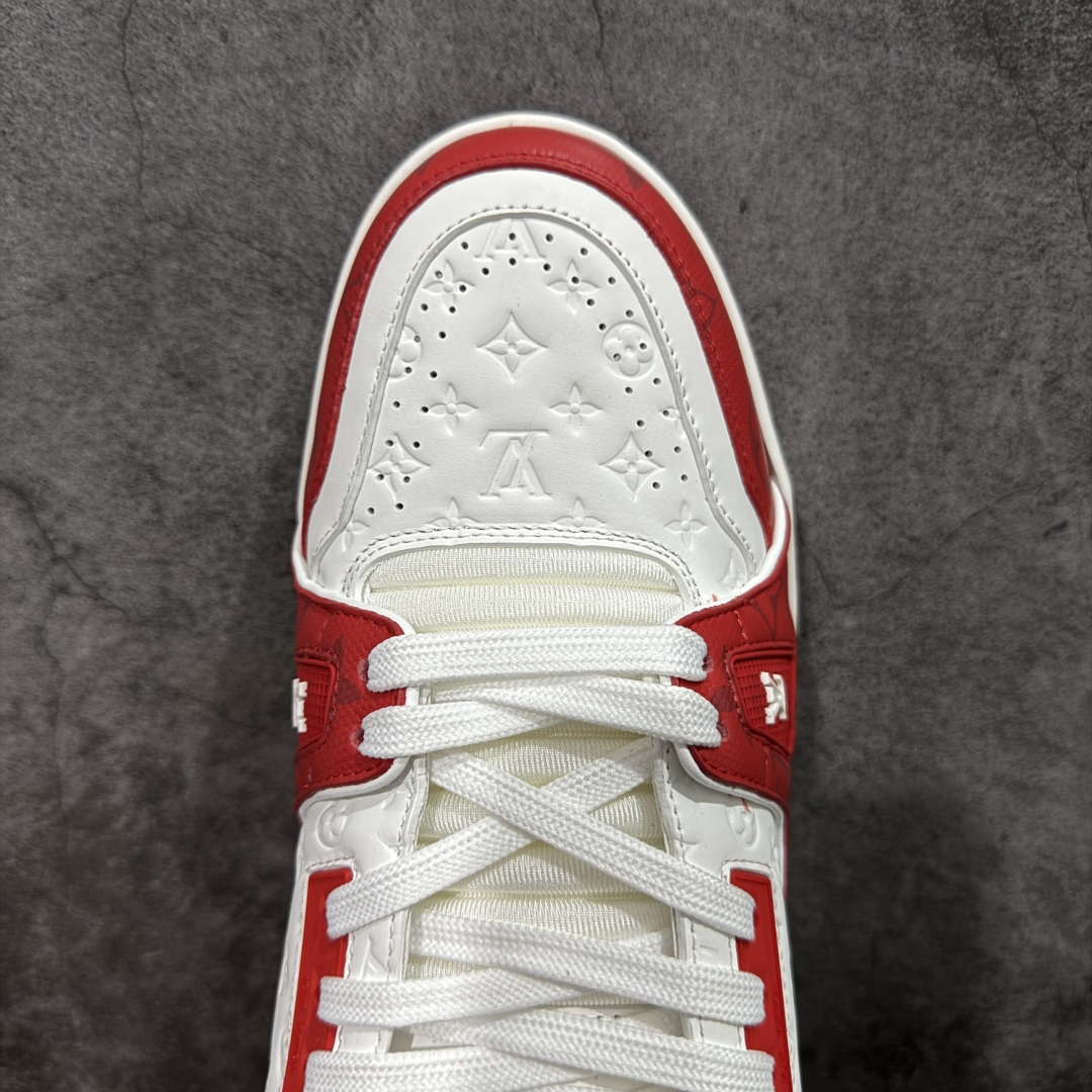 图片[5]-【YS纯原】广奢高端货 LOUIS VUITTON 路易威登 LV Trainer 牛皮革 新款白紫漆皮 ✦ 原楦原纸版开模，鞋型立体饱满 ✦ 零毛边、零溢胶、零线头瑕疵 ✦ 细节与原版一致 区分市面通货 ✦ 多层叠片＋电脑针车，针距密度一致 ✦ Monogram浮雕＋3D高频压纹 ✦ 多密度发泡中底：支撑回弹媲美专柜 ✦ 原装橡胶大底：含胶量高、纹路深、双拼接零偏差 ✦ ZP级原装包装：专柜款鞋盒＋防尘袋＋说明书 货号：1AHDW4 尺码：39-45-选品中心