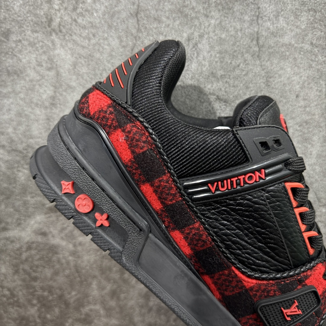 图片[7]-【YS纯原】广奢高端货 LOUIS VUITTON 路易威登 LV Trainer 牛皮革 新款白紫漆皮 ✦ 原楦原纸版开模，鞋型立体饱满 ✦ 零毛边、零溢胶、零线头瑕疵 ✦ 细节与原版一致 区分市面通货 ✦ 多层叠片＋电脑针车，针距密度一致 ✦ Monogram浮雕＋3D高频压纹 ✦ 多密度发泡中底：支撑回弹媲美专柜 ✦ 原装橡胶大底：含胶量高、纹路深、双拼接零偏差 ✦ ZP级原装包装：专柜款鞋盒＋防尘袋＋说明书 货号：1AHDW4 尺码：39-45-选品中心