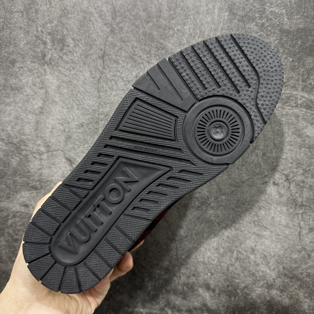 图片[9]-【YS纯原】广奢高端货 LOUIS VUITTON 路易威登 LV Trainer 牛皮革 新款白紫漆皮 ✦ 原楦原纸版开模，鞋型立体饱满 ✦ 零毛边、零溢胶、零线头瑕疵 ✦ 细节与原版一致 区分市面通货 ✦ 多层叠片＋电脑针车，针距密度一致 ✦ Monogram浮雕＋3D高频压纹 ✦ 多密度发泡中底：支撑回弹媲美专柜 ✦ 原装橡胶大底：含胶量高、纹路深、双拼接零偏差 ✦ ZP级原装包装：专柜款鞋盒＋防尘袋＋说明书 货号：1AHDW4 尺码：39-45-选品中心