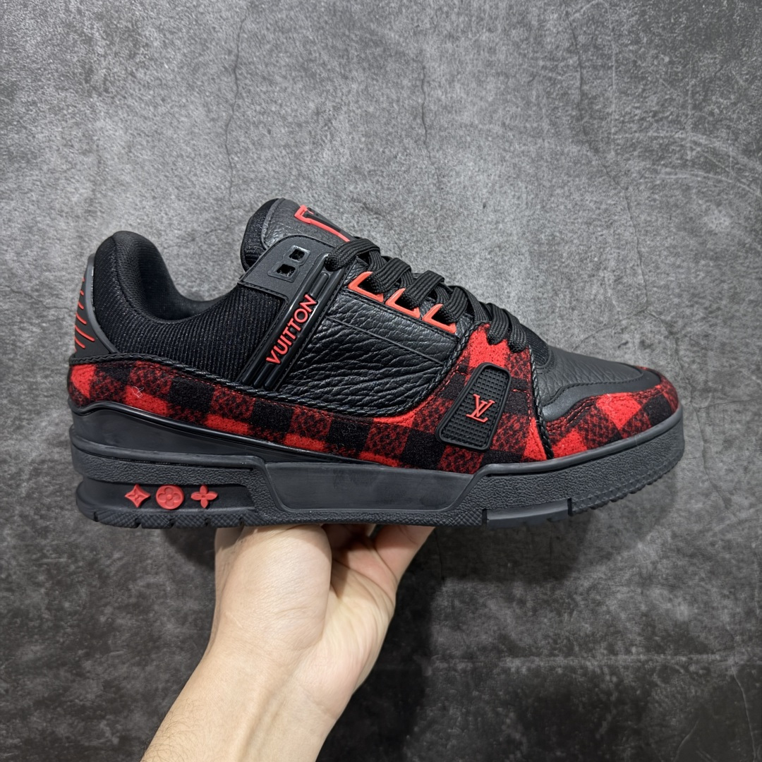 【YS纯原】广奢高端货 LOUIS VUITTON 路易威登 LV Trainer 牛皮革 新款白紫漆皮 ✦ 原楦原纸版开模，鞋型立体饱满 ✦ 零毛边、零溢胶、零线头瑕疵 ✦ 细节与原版一致 区分市面通货 ✦ 多层叠片＋电脑针车，针距密度一致 ✦ Monogram浮雕＋3D高频压纹 ✦ 多密度发泡中底：支撑回弹媲美专柜 ✦ 原装橡胶大底：含胶量高、纹路深、双拼接零偏差 ✦ ZP级原装包装：专柜款鞋盒＋防尘袋＋说明书 货号：1AHDW4 尺码：39-45-选品中心