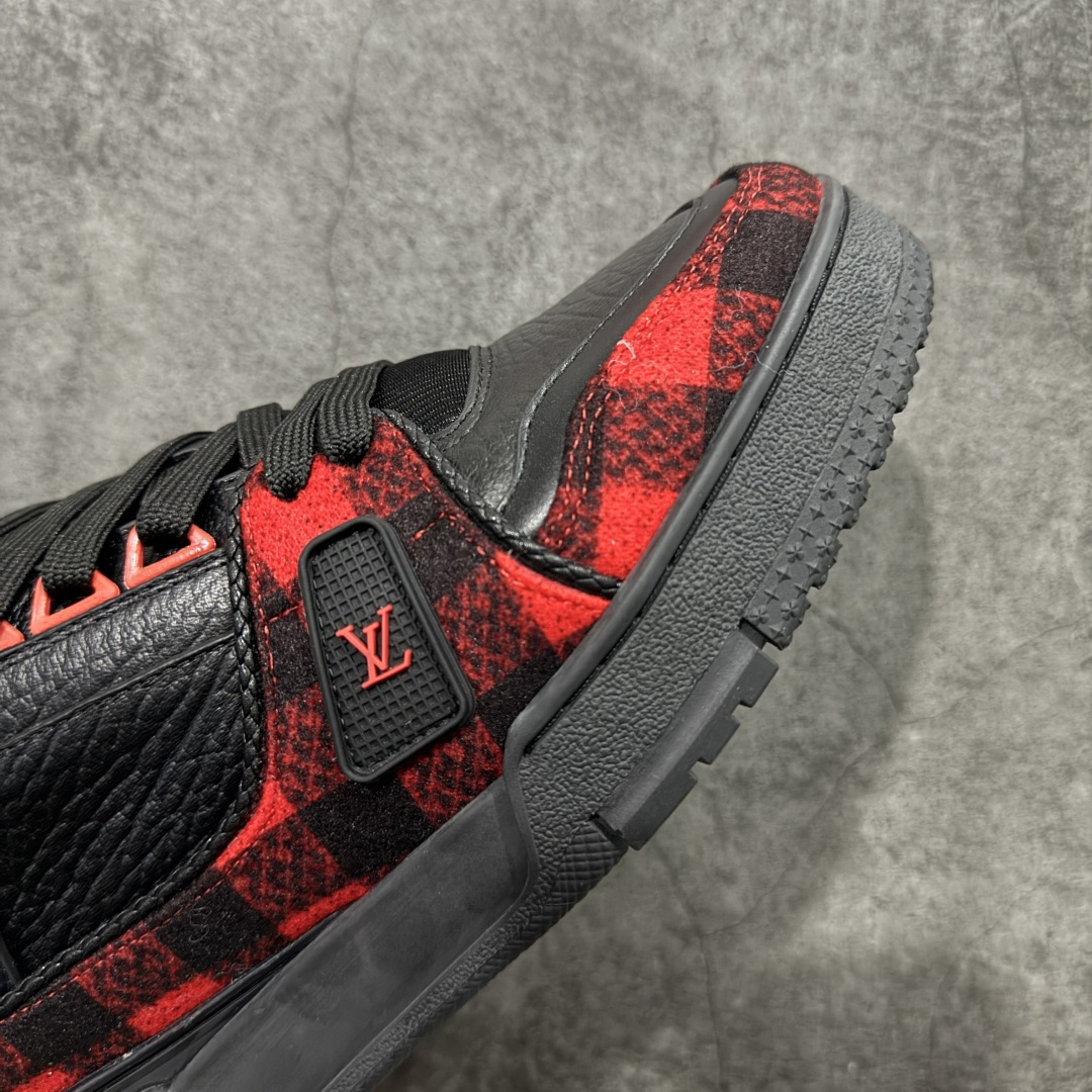 图片[6]-【YS纯原】广奢高端货 LOUIS VUITTON 路易威登 LV Trainer 牛皮革 新款白紫漆皮 ✦ 原楦原纸版开模，鞋型立体饱满 ✦ 零毛边、零溢胶、零线头瑕疵 ✦ 细节与原版一致 区分市面通货 ✦ 多层叠片＋电脑针车，针距密度一致 ✦ Monogram浮雕＋3D高频压纹 ✦ 多密度发泡中底：支撑回弹媲美专柜 ✦ 原装橡胶大底：含胶量高、纹路深、双拼接零偏差 ✦ ZP级原装包装：专柜款鞋盒＋防尘袋＋说明书 货号：1AHDW4 尺码：39-45-选品中心