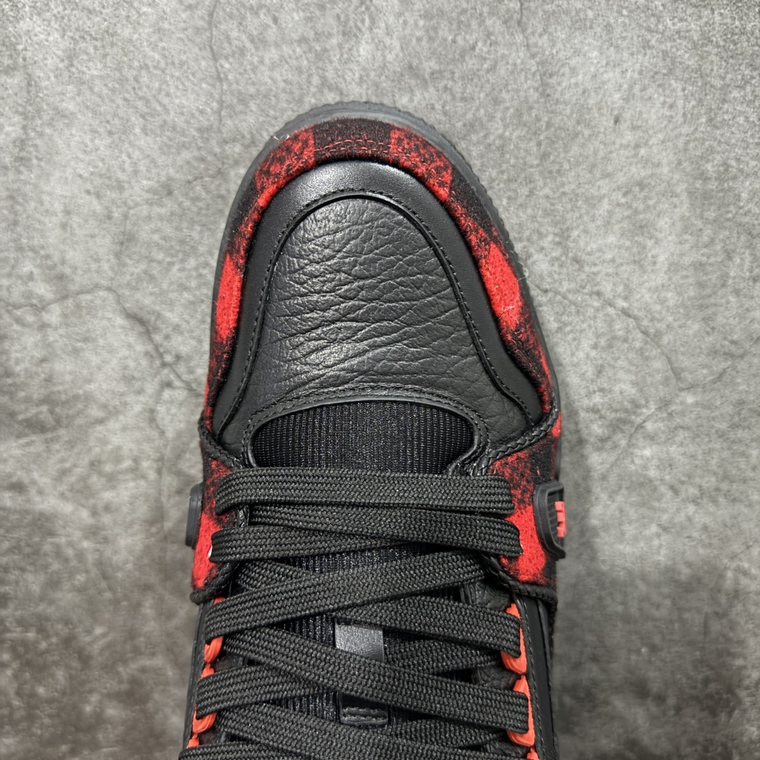 图片[5]-【YS纯原】广奢高端货 LOUIS VUITTON 路易威登 LV Trainer 牛皮革 新款白紫漆皮 ✦ 原楦原纸版开模，鞋型立体饱满 ✦ 零毛边、零溢胶、零线头瑕疵 ✦ 细节与原版一致 区分市面通货 ✦ 多层叠片＋电脑针车，针距密度一致 ✦ Monogram浮雕＋3D高频压纹 ✦ 多密度发泡中底：支撑回弹媲美专柜 ✦ 原装橡胶大底：含胶量高、纹路深、双拼接零偏差 ✦ ZP级原装包装：专柜款鞋盒＋防尘袋＋说明书 货号：1AHDW4 尺码：39-45-选品中心