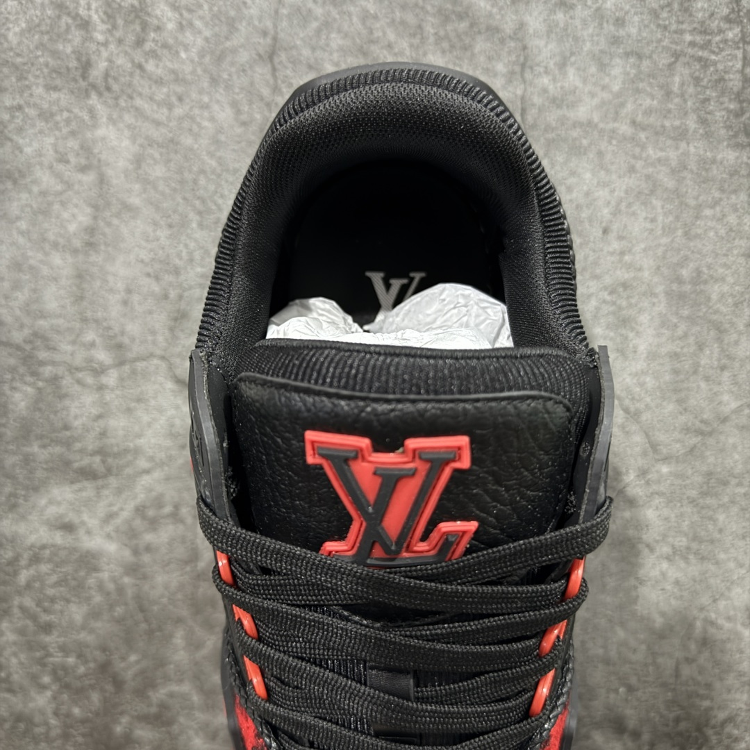 图片[8]-【YS纯原】广奢高端货 LOUIS VUITTON 路易威登 LV Trainer 牛皮革 新款白紫漆皮 ✦ 原楦原纸版开模，鞋型立体饱满 ✦ 零毛边、零溢胶、零线头瑕疵 ✦ 细节与原版一致 区分市面通货 ✦ 多层叠片＋电脑针车，针距密度一致 ✦ Monogram浮雕＋3D高频压纹 ✦ 多密度发泡中底：支撑回弹媲美专柜 ✦ 原装橡胶大底：含胶量高、纹路深、双拼接零偏差 ✦ ZP级原装包装：专柜款鞋盒＋防尘袋＋说明书 货号：1AHDW4 尺码：39-45-选品中心