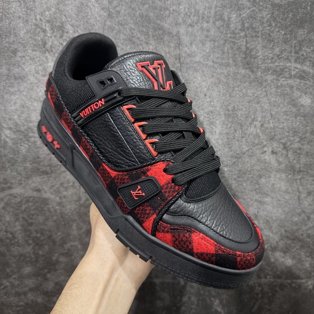 图片[3]-【YS纯原】广奢高端货 LOUIS VUITTON 路易威登 LV Trainer 牛皮革 新款白紫漆皮 ✦ 原楦原纸版开模，鞋型立体饱满 ✦ 零毛边、零溢胶、零线头瑕疵 ✦ 细节与原版一致 区分市面通货 ✦ 多层叠片＋电脑针车，针距密度一致 ✦ Monogram浮雕＋3D高频压纹 ✦ 多密度发泡中底：支撑回弹媲美专柜 ✦ 原装橡胶大底：含胶量高、纹路深、双拼接零偏差 ✦ ZP级原装包装：专柜款鞋盒＋防尘袋＋说明书 货号：1AHDW4 尺码：39-45-选品中心