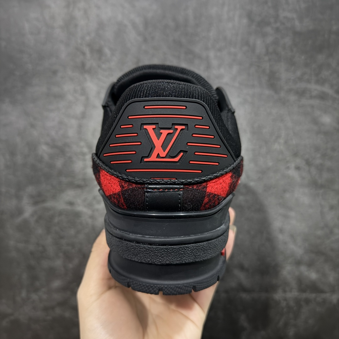 图片[4]-【YS纯原】广奢高端货 LOUIS VUITTON 路易威登 LV Trainer 牛皮革 新款白紫漆皮 ✦ 原楦原纸版开模，鞋型立体饱满 ✦ 零毛边、零溢胶、零线头瑕疵 ✦ 细节与原版一致 区分市面通货 ✦ 多层叠片＋电脑针车，针距密度一致 ✦ Monogram浮雕＋3D高频压纹 ✦ 多密度发泡中底：支撑回弹媲美专柜 ✦ 原装橡胶大底：含胶量高、纹路深、双拼接零偏差 ✦ ZP级原装包装：专柜款鞋盒＋防尘袋＋说明书 货号：1AHDW4 尺码：39-45-选品中心