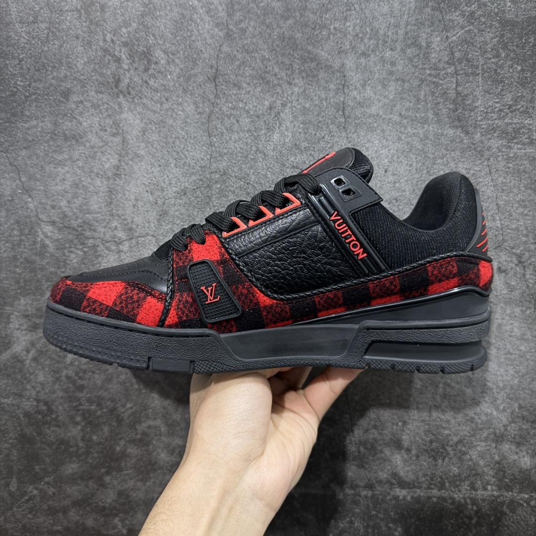 图片[2]-【YS纯原】广奢高端货 LOUIS VUITTON 路易威登 LV Trainer 牛皮革 新款白紫漆皮 ✦ 原楦原纸版开模，鞋型立体饱满 ✦ 零毛边、零溢胶、零线头瑕疵 ✦ 细节与原版一致 区分市面通货 ✦ 多层叠片＋电脑针车，针距密度一致 ✦ Monogram浮雕＋3D高频压纹 ✦ 多密度发泡中底：支撑回弹媲美专柜 ✦ 原装橡胶大底：含胶量高、纹路深、双拼接零偏差 ✦ ZP级原装包装：专柜款鞋盒＋防尘袋＋说明书 货号：1AHDW4 尺码：39-45-选品中心
