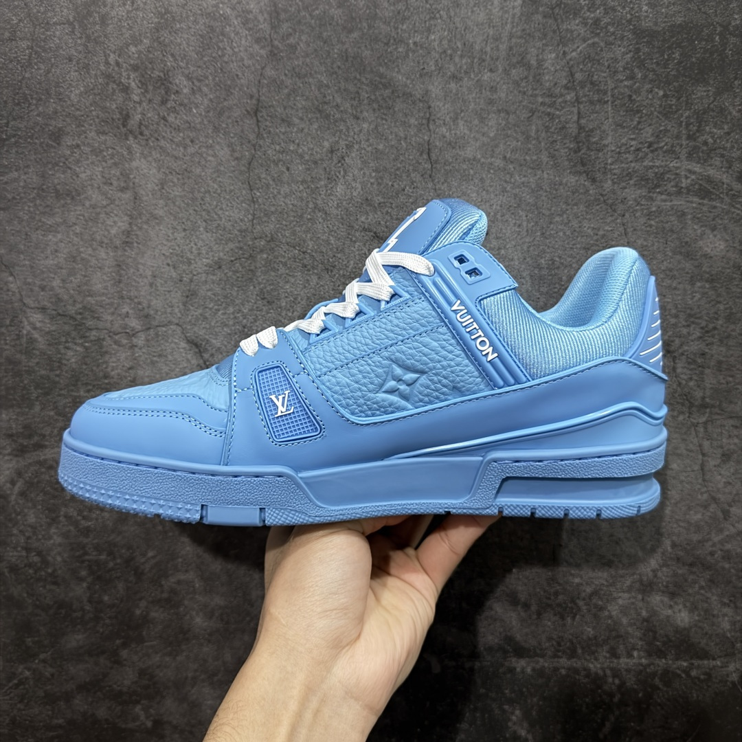 图片[2]-【YS纯原】广奢高端货 LOUIS VUITTON 路易威登 LV Trainer 牛皮革 新款白紫漆皮 ✦ 原楦原纸版开模，鞋型立体饱满 ✦ 零毛边、零溢胶、零线头瑕疵 ✦ 细节与原版一致 区分市面通货 ✦ 多层叠片＋电脑针车，针距密度一致 ✦ Monogram浮雕＋3D高频压纹 ✦ 多密度发泡中底：支撑回弹媲美专柜 ✦ 原装橡胶大底：含胶量高、纹路深、双拼接零偏差 ✦ ZP级原装包装：专柜款鞋盒＋防尘袋＋说明书 货号：1AHDW4 尺码：39-45-选品中心