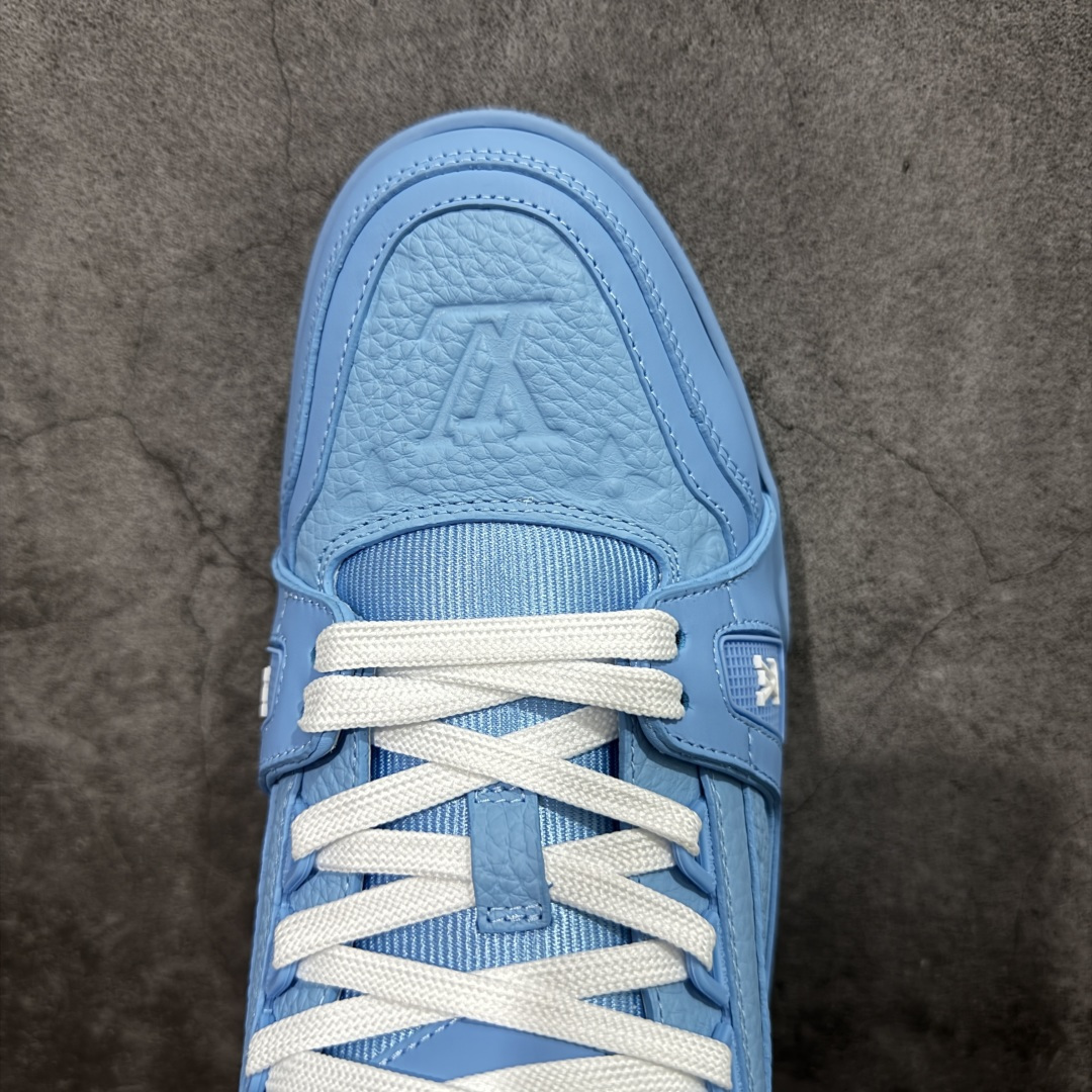 图片[5]-【YS纯原】广奢高端货 LOUIS VUITTON 路易威登 LV Trainer 牛皮革 新款白紫漆皮 ✦ 原楦原纸版开模，鞋型立体饱满 ✦ 零毛边、零溢胶、零线头瑕疵 ✦ 细节与原版一致 区分市面通货 ✦ 多层叠片＋电脑针车，针距密度一致 ✦ Monogram浮雕＋3D高频压纹 ✦ 多密度发泡中底：支撑回弹媲美专柜 ✦ 原装橡胶大底：含胶量高、纹路深、双拼接零偏差 ✦ ZP级原装包装：专柜款鞋盒＋防尘袋＋说明书 货号：1AHDW4 尺码：39-45-选品中心