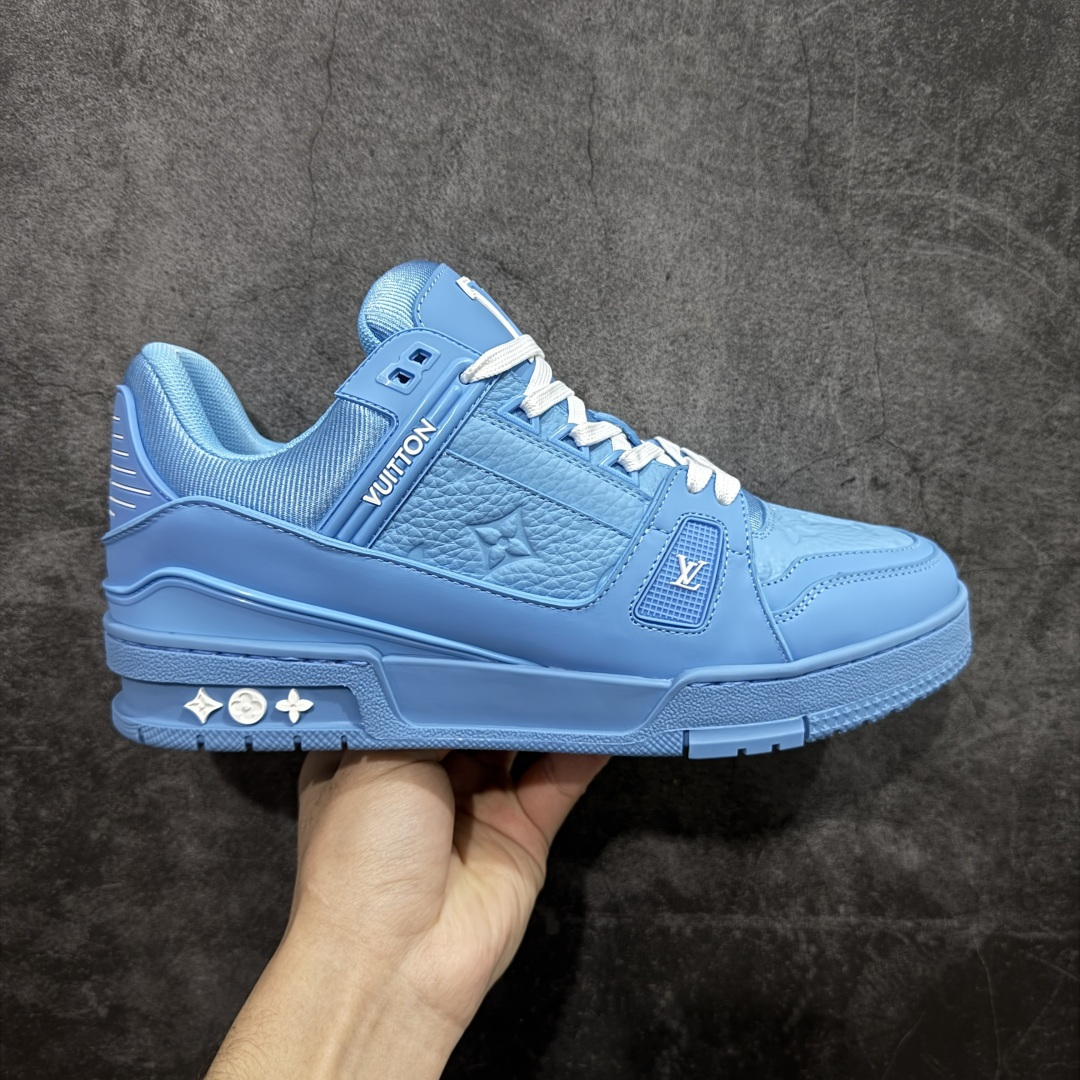 【YS纯原】广奢高端货 LOUIS VUITTON 路易威登 LV Trainer 牛皮革 新款白紫漆皮 ✦ 原楦原纸版开模，鞋型立体饱满 ✦ 零毛边、零溢胶、零线头瑕疵 ✦ 细节与原版一致 区分市面通货 ✦ 多层叠片＋电脑针车，针距密度一致 ✦ Monogram浮雕＋3D高频压纹 ✦ 多密度发泡中底：支撑回弹媲美专柜 ✦ 原装橡胶大底：含胶量高、纹路深、双拼接零偏差 ✦ ZP级原装包装：专柜款鞋盒＋防尘袋＋说明书 货号：1AHDW4 尺码：39-45-选品中心