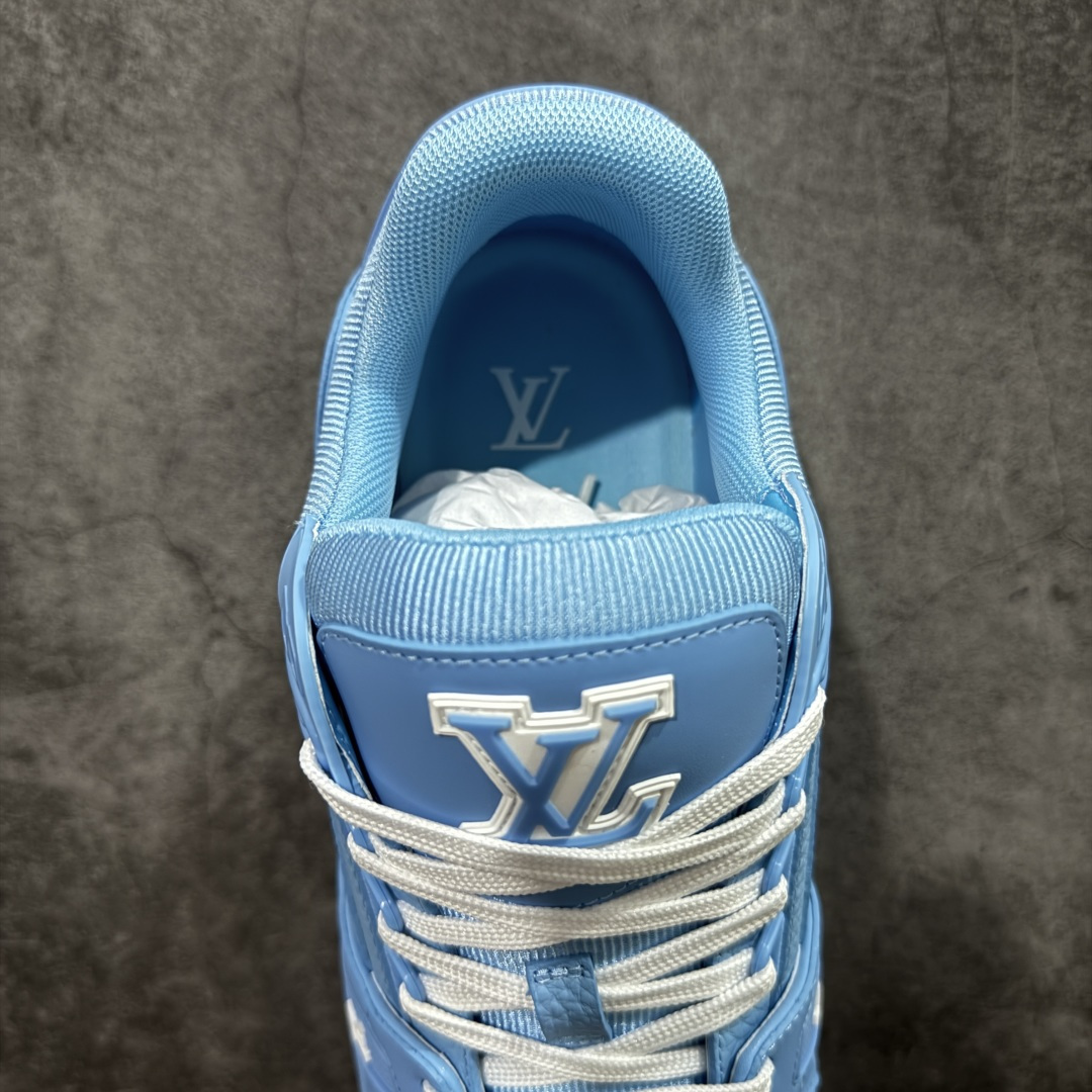 图片[8]-【YS纯原】广奢高端货 LOUIS VUITTON 路易威登 LV Trainer 牛皮革 新款白紫漆皮 ✦ 原楦原纸版开模，鞋型立体饱满 ✦ 零毛边、零溢胶、零线头瑕疵 ✦ 细节与原版一致 区分市面通货 ✦ 多层叠片＋电脑针车，针距密度一致 ✦ Monogram浮雕＋3D高频压纹 ✦ 多密度发泡中底：支撑回弹媲美专柜 ✦ 原装橡胶大底：含胶量高、纹路深、双拼接零偏差 ✦ ZP级原装包装：专柜款鞋盒＋防尘袋＋说明书 货号：1AHDW4 尺码：39-45-选品中心