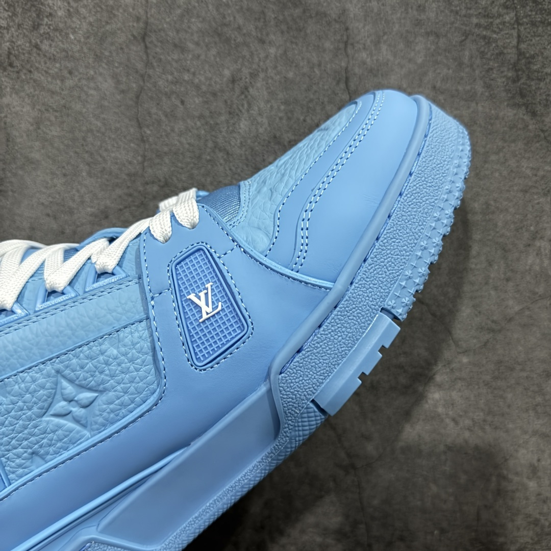 图片[6]-【YS纯原】广奢高端货 LOUIS VUITTON 路易威登 LV Trainer 牛皮革 新款白紫漆皮 ✦ 原楦原纸版开模，鞋型立体饱满 ✦ 零毛边、零溢胶、零线头瑕疵 ✦ 细节与原版一致 区分市面通货 ✦ 多层叠片＋电脑针车，针距密度一致 ✦ Monogram浮雕＋3D高频压纹 ✦ 多密度发泡中底：支撑回弹媲美专柜 ✦ 原装橡胶大底：含胶量高、纹路深、双拼接零偏差 ✦ ZP级原装包装：专柜款鞋盒＋防尘袋＋说明书 货号：1AHDW4 尺码：39-45-选品中心