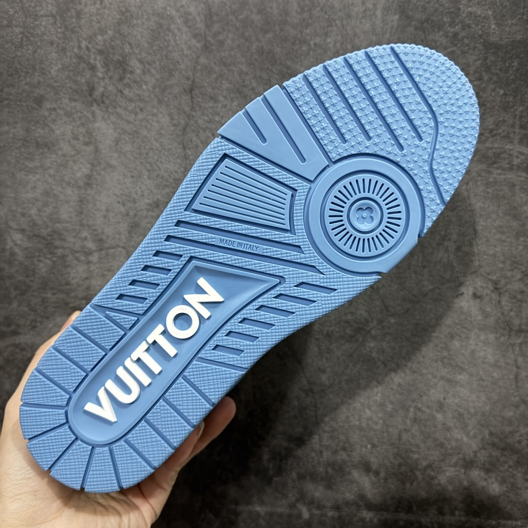 图片[9]-【YS纯原】广奢高端货 LOUIS VUITTON 路易威登 LV Trainer 牛皮革 新款白紫漆皮 ✦ 原楦原纸版开模，鞋型立体饱满 ✦ 零毛边、零溢胶、零线头瑕疵 ✦ 细节与原版一致 区分市面通货 ✦ 多层叠片＋电脑针车，针距密度一致 ✦ Monogram浮雕＋3D高频压纹 ✦ 多密度发泡中底：支撑回弹媲美专柜 ✦ 原装橡胶大底：含胶量高、纹路深、双拼接零偏差 ✦ ZP级原装包装：专柜款鞋盒＋防尘袋＋说明书 货号：1AHDW4 尺码：39-45-选品中心