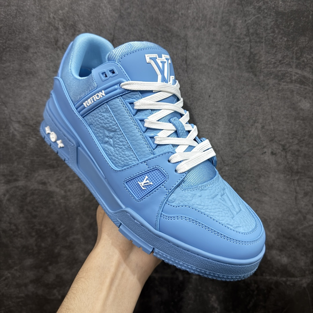 图片[3]-【YS纯原】广奢高端货 LOUIS VUITTON 路易威登 LV Trainer 牛皮革 新款白紫漆皮 ✦ 原楦原纸版开模，鞋型立体饱满 ✦ 零毛边、零溢胶、零线头瑕疵 ✦ 细节与原版一致 区分市面通货 ✦ 多层叠片＋电脑针车，针距密度一致 ✦ Monogram浮雕＋3D高频压纹 ✦ 多密度发泡中底：支撑回弹媲美专柜 ✦ 原装橡胶大底：含胶量高、纹路深、双拼接零偏差 ✦ ZP级原装包装：专柜款鞋盒＋防尘袋＋说明书 货号：1AHDW4 尺码：39-45-选品中心