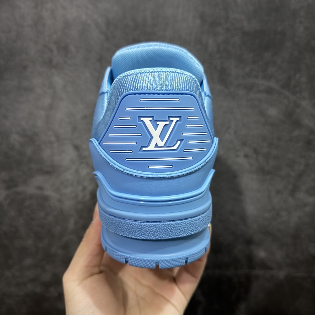 图片[4]-【YS纯原】广奢高端货 LOUIS VUITTON 路易威登 LV Trainer 牛皮革 新款白紫漆皮 ✦ 原楦原纸版开模，鞋型立体饱满 ✦ 零毛边、零溢胶、零线头瑕疵 ✦ 细节与原版一致 区分市面通货 ✦ 多层叠片＋电脑针车，针距密度一致 ✦ Monogram浮雕＋3D高频压纹 ✦ 多密度发泡中底：支撑回弹媲美专柜 ✦ 原装橡胶大底：含胶量高、纹路深、双拼接零偏差 ✦ ZP级原装包装：专柜款鞋盒＋防尘袋＋说明书 货号：1AHDW4 尺码：39-45-选品中心