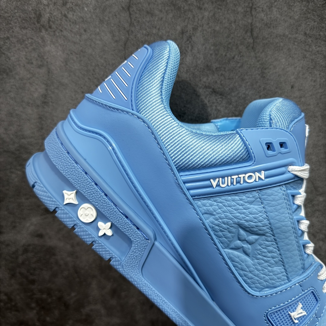 图片[7]-【YS纯原】广奢高端货 LOUIS VUITTON 路易威登 LV Trainer 牛皮革 新款白紫漆皮 ✦ 原楦原纸版开模，鞋型立体饱满 ✦ 零毛边、零溢胶、零线头瑕疵 ✦ 细节与原版一致 区分市面通货 ✦ 多层叠片＋电脑针车，针距密度一致 ✦ Monogram浮雕＋3D高频压纹 ✦ 多密度发泡中底：支撑回弹媲美专柜 ✦ 原装橡胶大底：含胶量高、纹路深、双拼接零偏差 ✦ ZP级原装包装：专柜款鞋盒＋防尘袋＋说明书 货号：1AHDW4 尺码：39-45-选品中心