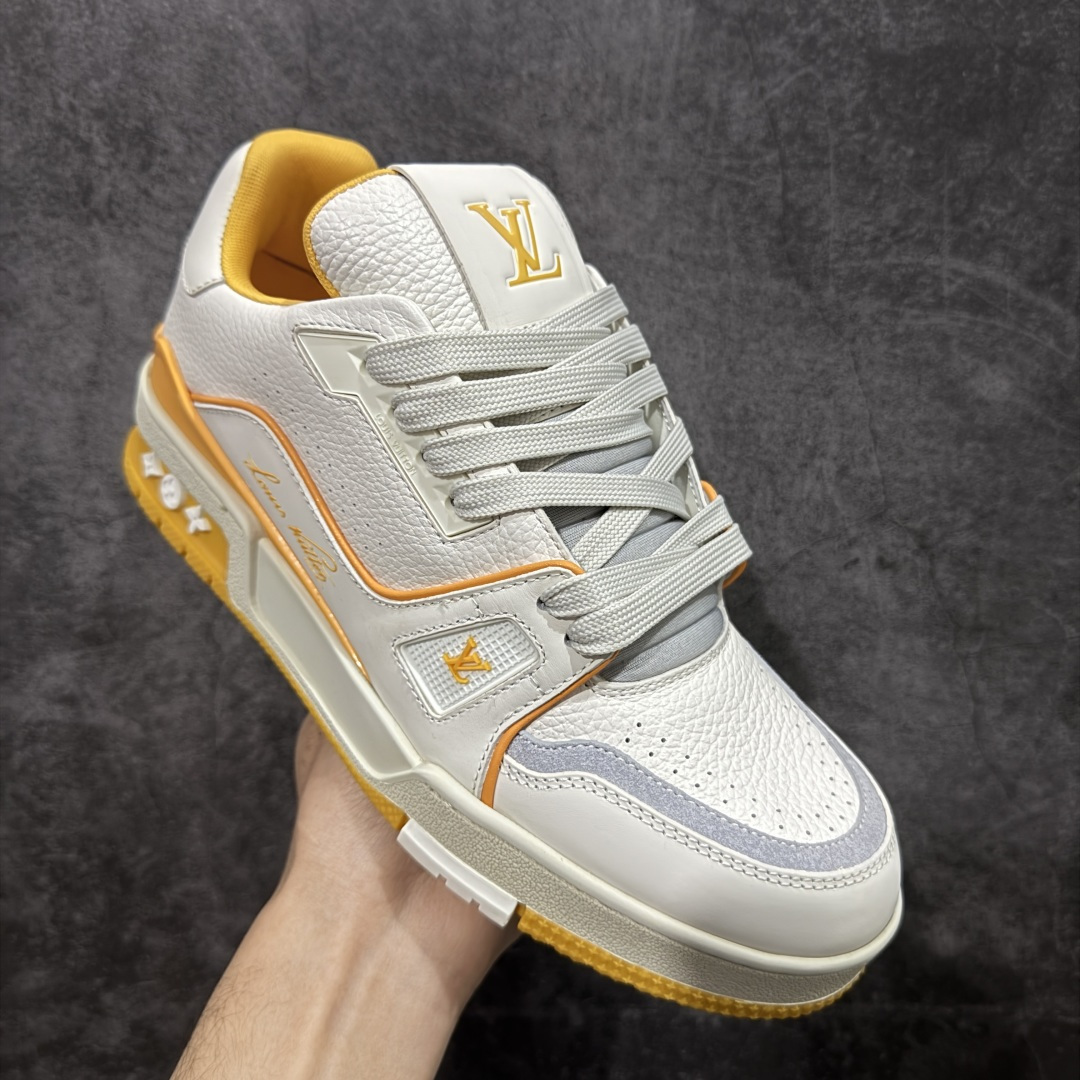 图片[3]-【天花板/Goat版】 市场最强版 没有之一的存在💪🏻 Louis Vuitton LV Trainer 系列全新版上架 手里有正品的可以对比下🆚懂货的看细节‼️ 此版品质是市场从未达到的新高度！ 整体版型 皮料 牛仔布的色差 压花纹路清晰度 后跟版型等等 都可以自行对比[机智]吊打市场所有货，怒甩十条街的那种，直接来正品对比图🆚，欢迎拿市场各大工厂的货来对比！ 尺码：35-45码-选品中心