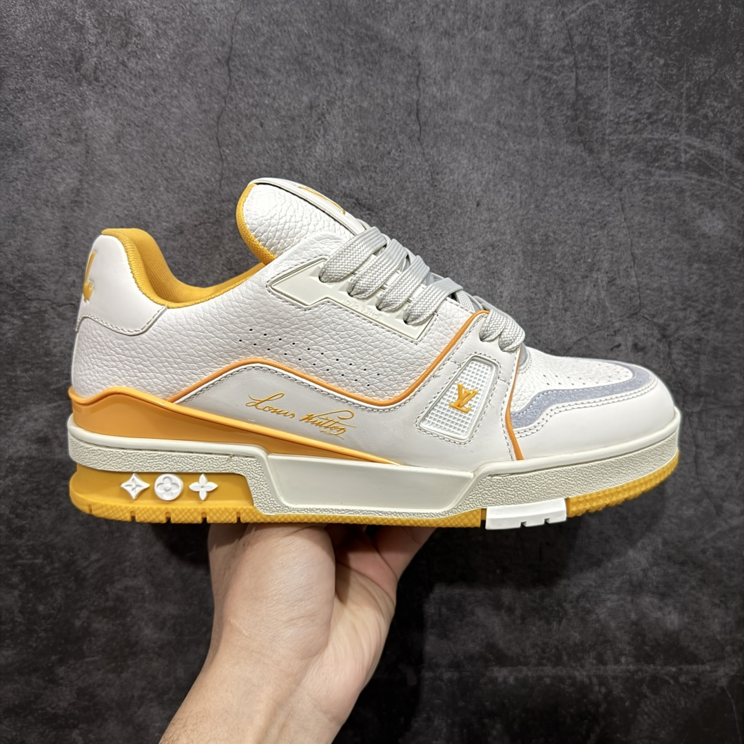 【天花板/Goat版】 市场最强版 没有之一的存在💪🏻 Louis Vuitton LV Trainer 系列全新版上架 手里有正品的可以对比下🆚懂货的看细节‼️ 此版品质是市场从未达到的新高度！ 整体版型 皮料 牛仔布的色差 压花纹路清晰度 后跟版型等等 都可以自行对比[机智]吊打市场所有货，怒甩十条街的那种，直接来正品对比图🆚，欢迎拿市场各大工厂的货来对比！ 尺码：35-45码-选品中心