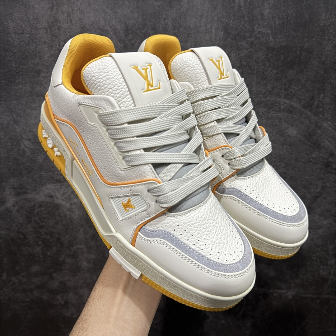 【天花板/Goat版】 市场最强版 没有之一的存在💪🏻 Louis Vuitton LV Trainer 系列全新版上架 手里有正品的可以对比下🆚懂货的看细节‼️ 此版品质是市场从未达到的新高度！ 整体版型 皮料 牛仔布的色差 压花纹路清晰度 后跟版型等等 都可以自行对比[机智]吊打市场所有货，怒甩十条街的那种，直接来正品对比图🆚，欢迎拿市场各大工厂的货来对比！ 尺码：35-45码-选品中心