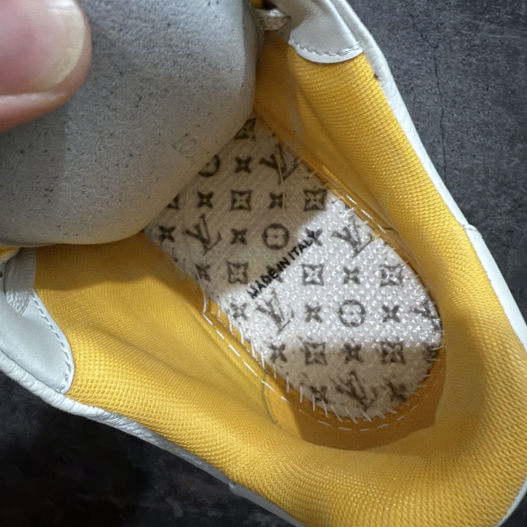 图片[9]-【天花板/Goat版】 市场最强版 没有之一的存在💪🏻 Louis Vuitton LV Trainer 系列全新版上架 手里有正品的可以对比下🆚懂货的看细节‼️ 此版品质是市场从未达到的新高度！ 整体版型 皮料 牛仔布的色差 压花纹路清晰度 后跟版型等等 都可以自行对比[机智]吊打市场所有货，怒甩十条街的那种，直接来正品对比图🆚，欢迎拿市场各大工厂的货来对比！ 尺码：35-45码-选品中心