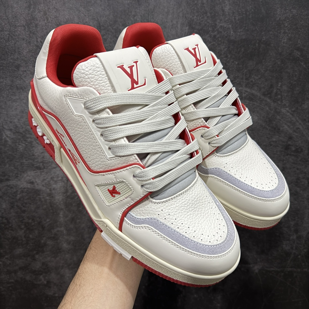 【天花板/Goat版】 市场最强版 没有之一的存在💪🏻 Louis Vuitton LV Trainer 系列全新版上架 手里有正品的可以对比下🆚懂货的看细节‼️ 此版品质是市场从未达到的新高度！ 整体版型 皮料 牛仔布的色差 压花纹路清晰度 后跟版型等等 都可以自行对比[机智]吊打市场所有货，怒甩十条街的那种，直接来正品对比图🆚，欢迎拿市场各大工厂的货来对比！ 尺码：35-45码-选品中心