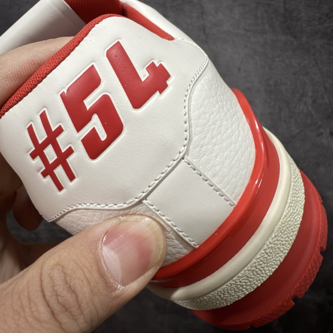 图片[2]-【天花板/Goat版】 市场最强版 没有之一的存在💪🏻 Louis Vuitton LV Trainer 系列全新版上架 手里有正品的可以对比下🆚懂货的看细节‼️ 此版品质是市场从未达到的新高度！ 整体版型 皮料 牛仔布的色差 压花纹路清晰度 后跟版型等等 都可以自行对比[机智]吊打市场所有货，怒甩十条街的那种，直接来正品对比图🆚，欢迎拿市场各大工厂的货来对比！ 尺码：35-45码-选品中心