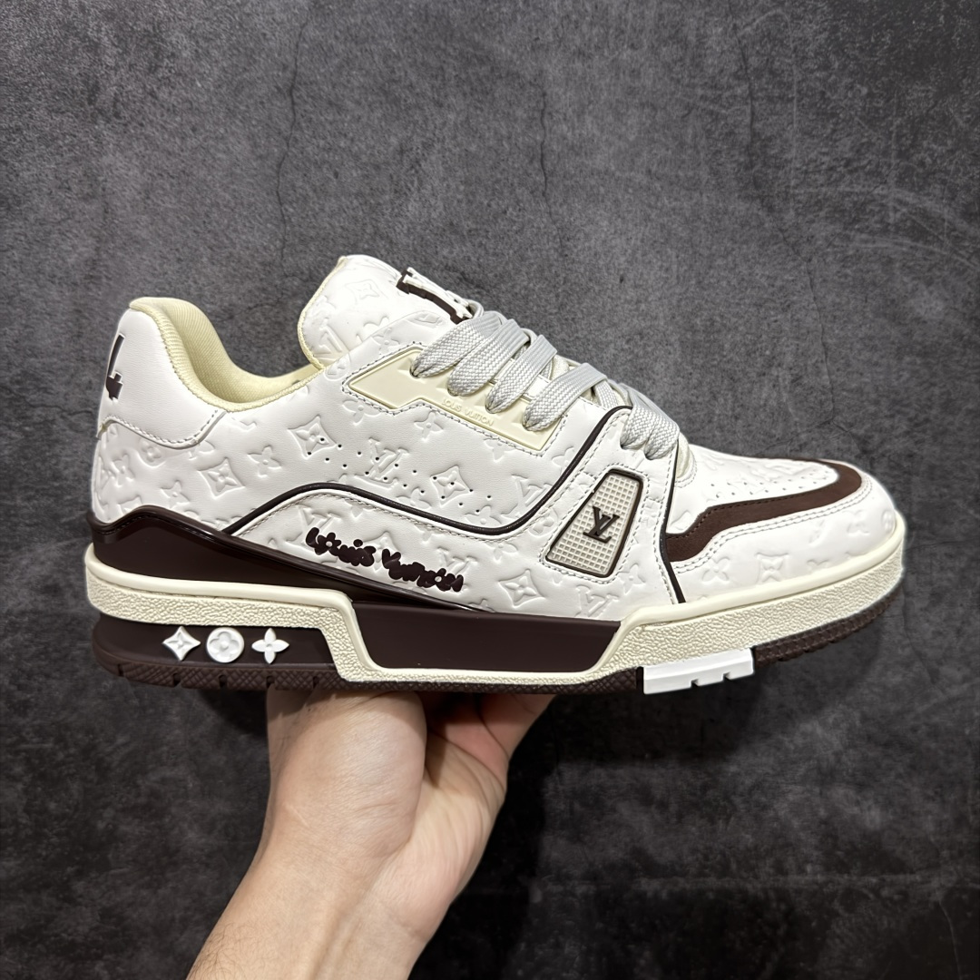 【天花板/Goat版】 市场最强版 没有之一的存在💪🏻 Louis Vuitton LV Trainer 系列全新版上架 手里有正品的可以对比下🆚懂货的看细节‼️ 此版品质是市场从未达到的新高度！ 整体版型 皮料 牛仔布的色差 压花纹路清晰度 后跟版型等等 都可以自行对比[机智]吊打市场所有货，怒甩十条街的那种，直接来正品对比图🆚，欢迎拿市场各大工厂的货来对比！ 尺码：35-45码-选品中心