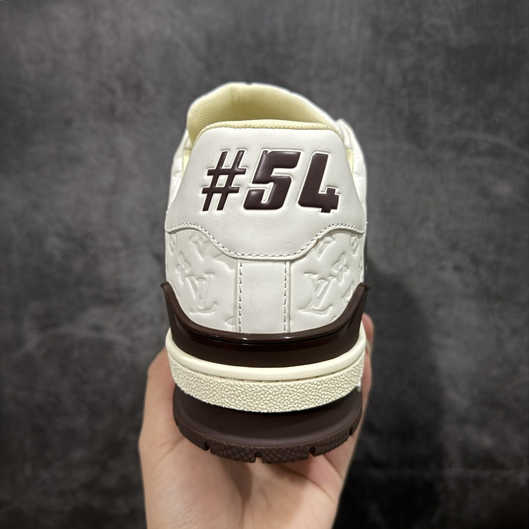 图片[4]-【天花板/Goat版】 市场最强版 没有之一的存在💪🏻 Louis Vuitton LV Trainer 系列全新版上架 手里有正品的可以对比下🆚懂货的看细节‼️ 此版品质是市场从未达到的新高度！ 整体版型 皮料 牛仔布的色差 压花纹路清晰度 后跟版型等等 都可以自行对比[机智]吊打市场所有货，怒甩十条街的那种，直接来正品对比图🆚，欢迎拿市场各大工厂的货来对比！ 尺码：35-45码-选品中心