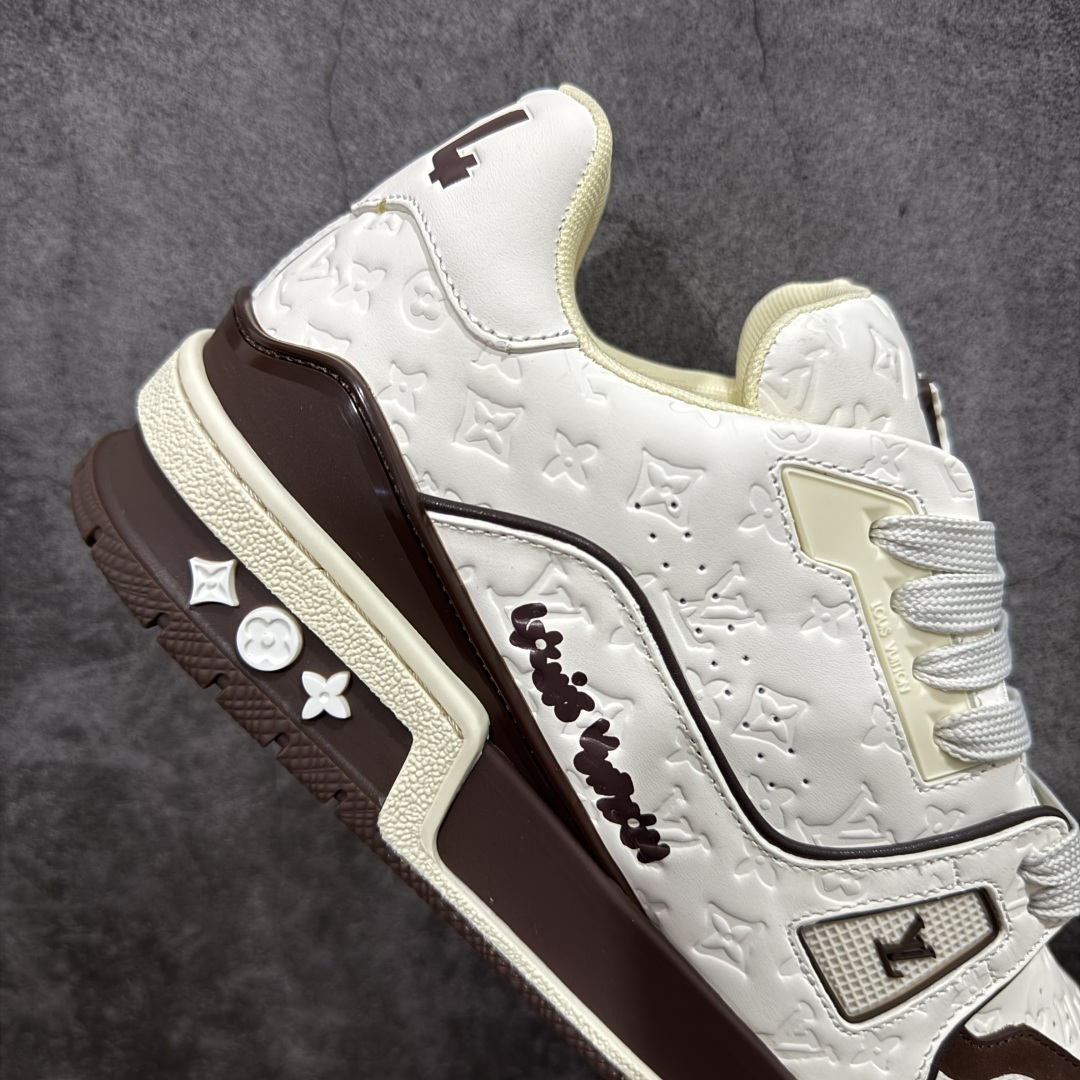 图片[7]-【天花板/Goat版】 市场最强版 没有之一的存在💪🏻 Louis Vuitton LV Trainer 系列全新版上架 手里有正品的可以对比下🆚懂货的看细节‼️ 此版品质是市场从未达到的新高度！ 整体版型 皮料 牛仔布的色差 压花纹路清晰度 后跟版型等等 都可以自行对比[机智]吊打市场所有货，怒甩十条街的那种，直接来正品对比图🆚，欢迎拿市场各大工厂的货来对比！ 尺码：35-45码-选品中心