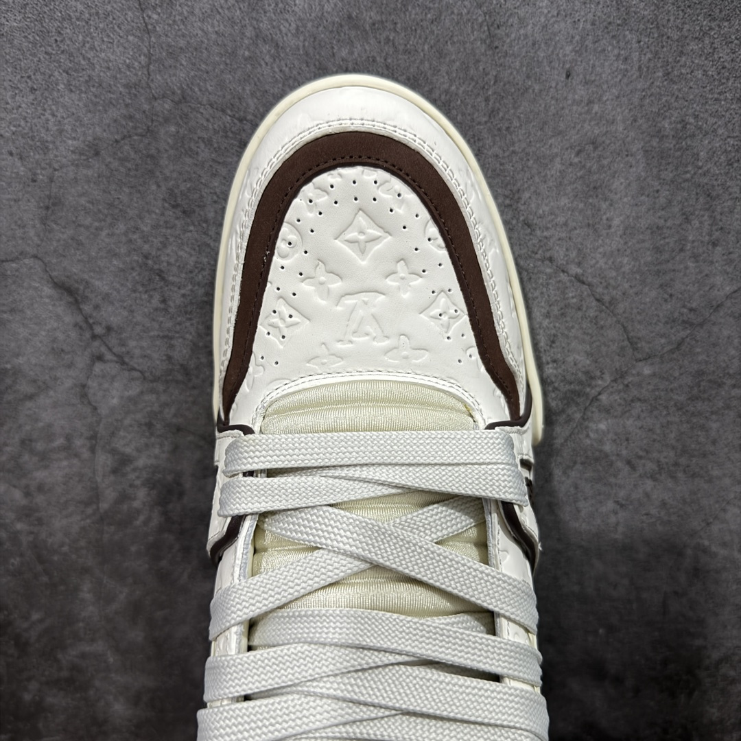 图片[5]-【天花板/Goat版】 市场最强版 没有之一的存在💪🏻 Louis Vuitton LV Trainer 系列全新版上架 手里有正品的可以对比下🆚懂货的看细节‼️ 此版品质是市场从未达到的新高度！ 整体版型 皮料 牛仔布的色差 压花纹路清晰度 后跟版型等等 都可以自行对比[机智]吊打市场所有货，怒甩十条街的那种，直接来正品对比图🆚，欢迎拿市场各大工厂的货来对比！ 尺码：35-45码-选品中心