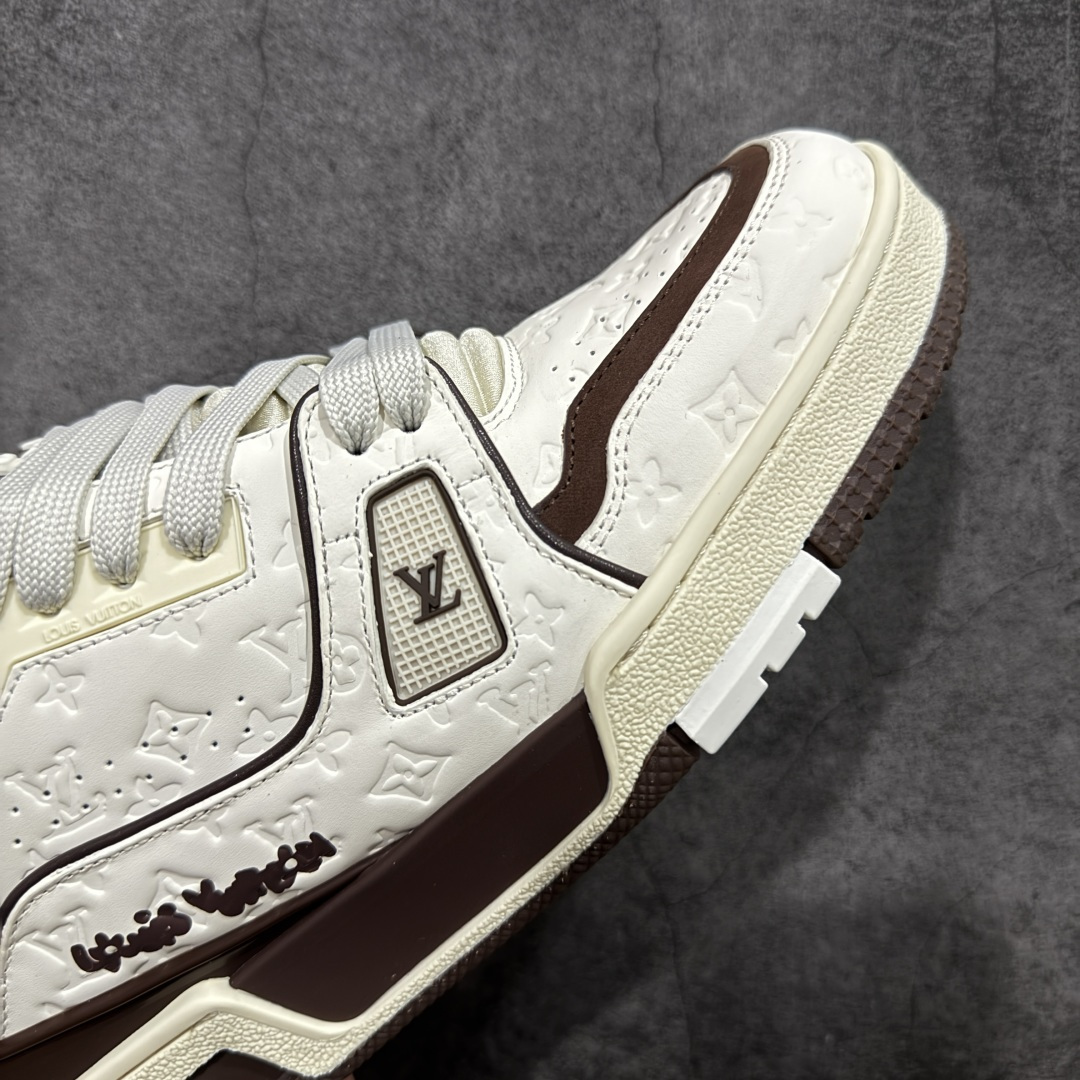 图片[6]-【天花板/Goat版】 市场最强版 没有之一的存在💪🏻 Louis Vuitton LV Trainer 系列全新版上架 手里有正品的可以对比下🆚懂货的看细节‼️ 此版品质是市场从未达到的新高度！ 整体版型 皮料 牛仔布的色差 压花纹路清晰度 后跟版型等等 都可以自行对比[机智]吊打市场所有货，怒甩十条街的那种，直接来正品对比图🆚，欢迎拿市场各大工厂的货来对比！ 尺码：35-45码-选品中心