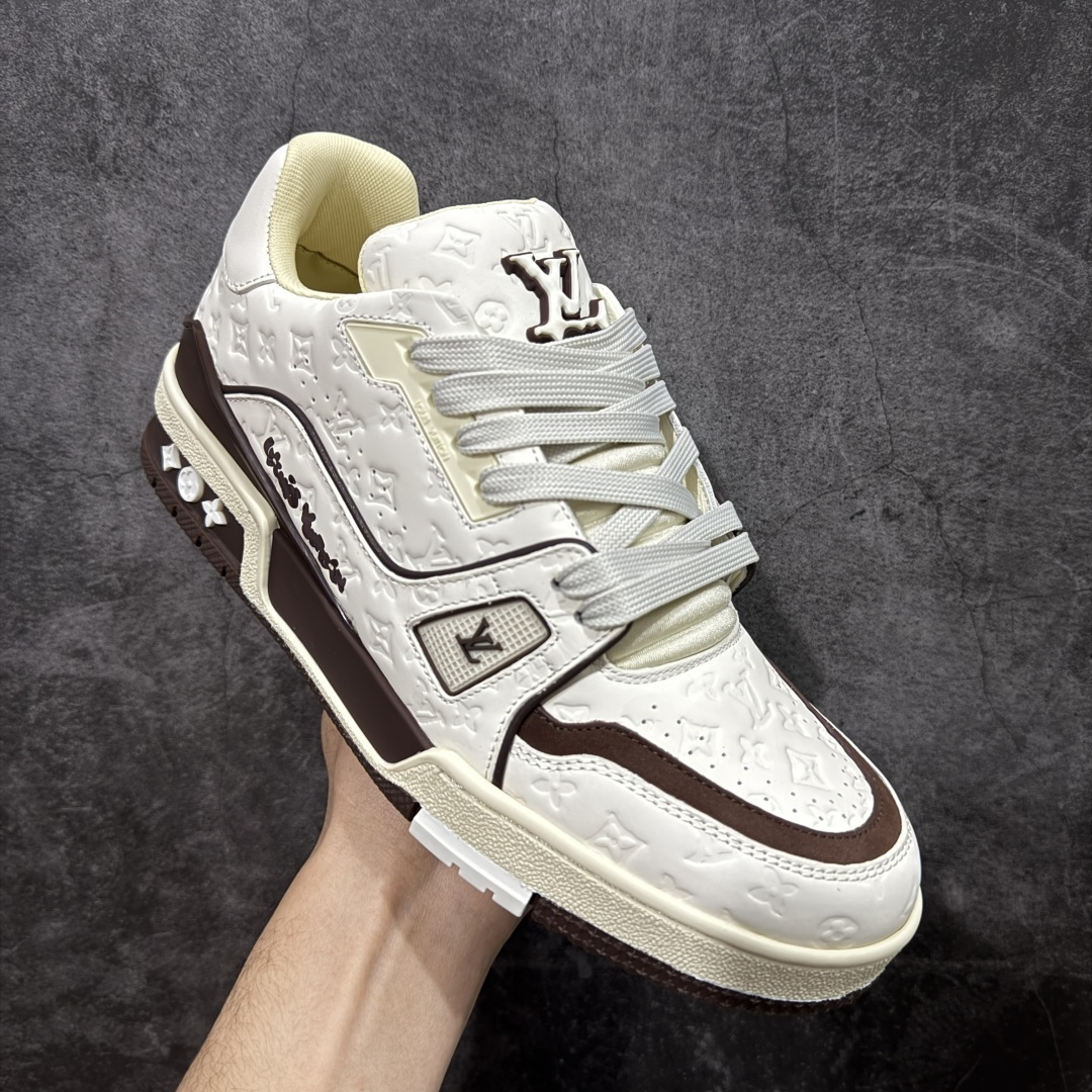 图片[3]-【天花板/Goat版】 市场最强版 没有之一的存在💪🏻 Louis Vuitton LV Trainer 系列全新版上架 手里有正品的可以对比下🆚懂货的看细节‼️ 此版品质是市场从未达到的新高度！ 整体版型 皮料 牛仔布的色差 压花纹路清晰度 后跟版型等等 都可以自行对比[机智]吊打市场所有货，怒甩十条街的那种，直接来正品对比图🆚，欢迎拿市场各大工厂的货来对比！ 尺码：35-45码-选品中心