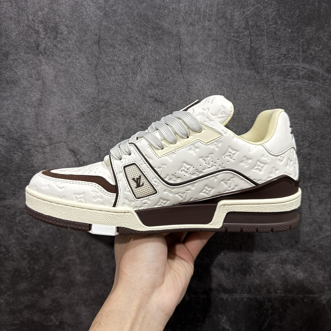 图片[2]-【天花板/Goat版】 市场最强版 没有之一的存在💪🏻 Louis Vuitton LV Trainer 系列全新版上架 手里有正品的可以对比下🆚懂货的看细节‼️ 此版品质是市场从未达到的新高度！ 整体版型 皮料 牛仔布的色差 压花纹路清晰度 后跟版型等等 都可以自行对比[机智]吊打市场所有货，怒甩十条街的那种，直接来正品对比图🆚，欢迎拿市场各大工厂的货来对比！ 尺码：35-45码-选品中心