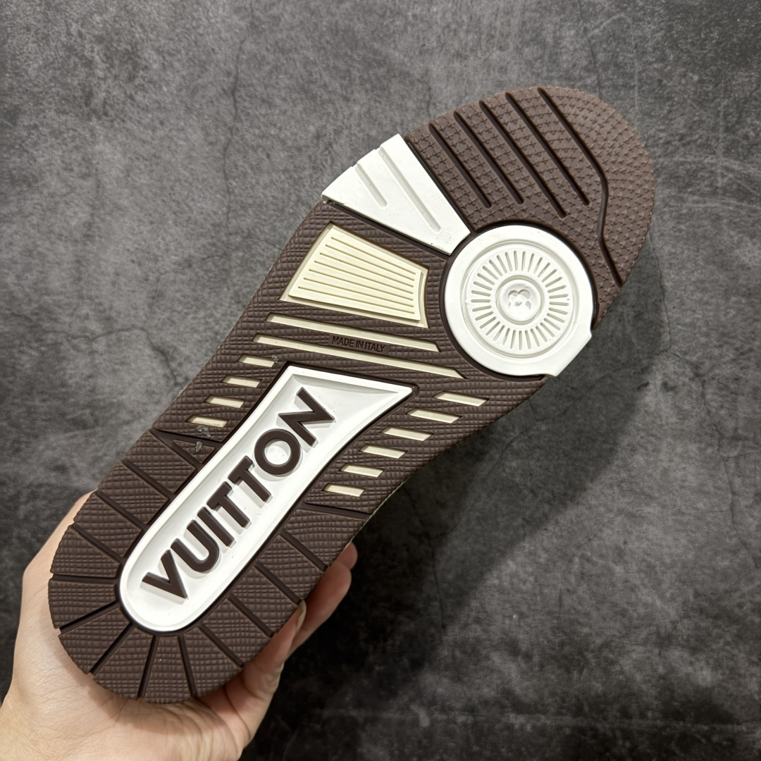 图片[9]-【天花板/Goat版】 市场最强版 没有之一的存在💪🏻 Louis Vuitton LV Trainer 系列全新版上架 手里有正品的可以对比下🆚懂货的看细节‼️ 此版品质是市场从未达到的新高度！ 整体版型 皮料 牛仔布的色差 压花纹路清晰度 后跟版型等等 都可以自行对比[机智]吊打市场所有货，怒甩十条街的那种，直接来正品对比图🆚，欢迎拿市场各大工厂的货来对比！ 尺码：35-45码-选品中心