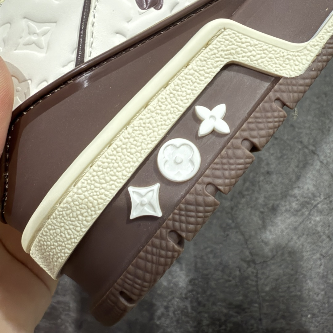 图片[3]-【天花板/Goat版】 市场最强版 没有之一的存在💪🏻 Louis Vuitton LV Trainer 系列全新版上架 手里有正品的可以对比下🆚懂货的看细节‼️ 此版品质是市场从未达到的新高度！ 整体版型 皮料 牛仔布的色差 压花纹路清晰度 后跟版型等等 都可以自行对比[机智]吊打市场所有货，怒甩十条街的那种，直接来正品对比图🆚，欢迎拿市场各大工厂的货来对比！ 尺码：35-45码-选品中心