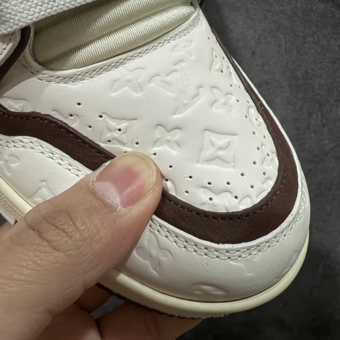 图片[5]-【天花板/Goat版】 市场最强版 没有之一的存在💪🏻 Louis Vuitton LV Trainer 系列全新版上架 手里有正品的可以对比下🆚懂货的看细节‼️ 此版品质是市场从未达到的新高度！ 整体版型 皮料 牛仔布的色差 压花纹路清晰度 后跟版型等等 都可以自行对比[机智]吊打市场所有货，怒甩十条街的那种，直接来正品对比图🆚，欢迎拿市场各大工厂的货来对比！ 尺码：35-45码-选品中心